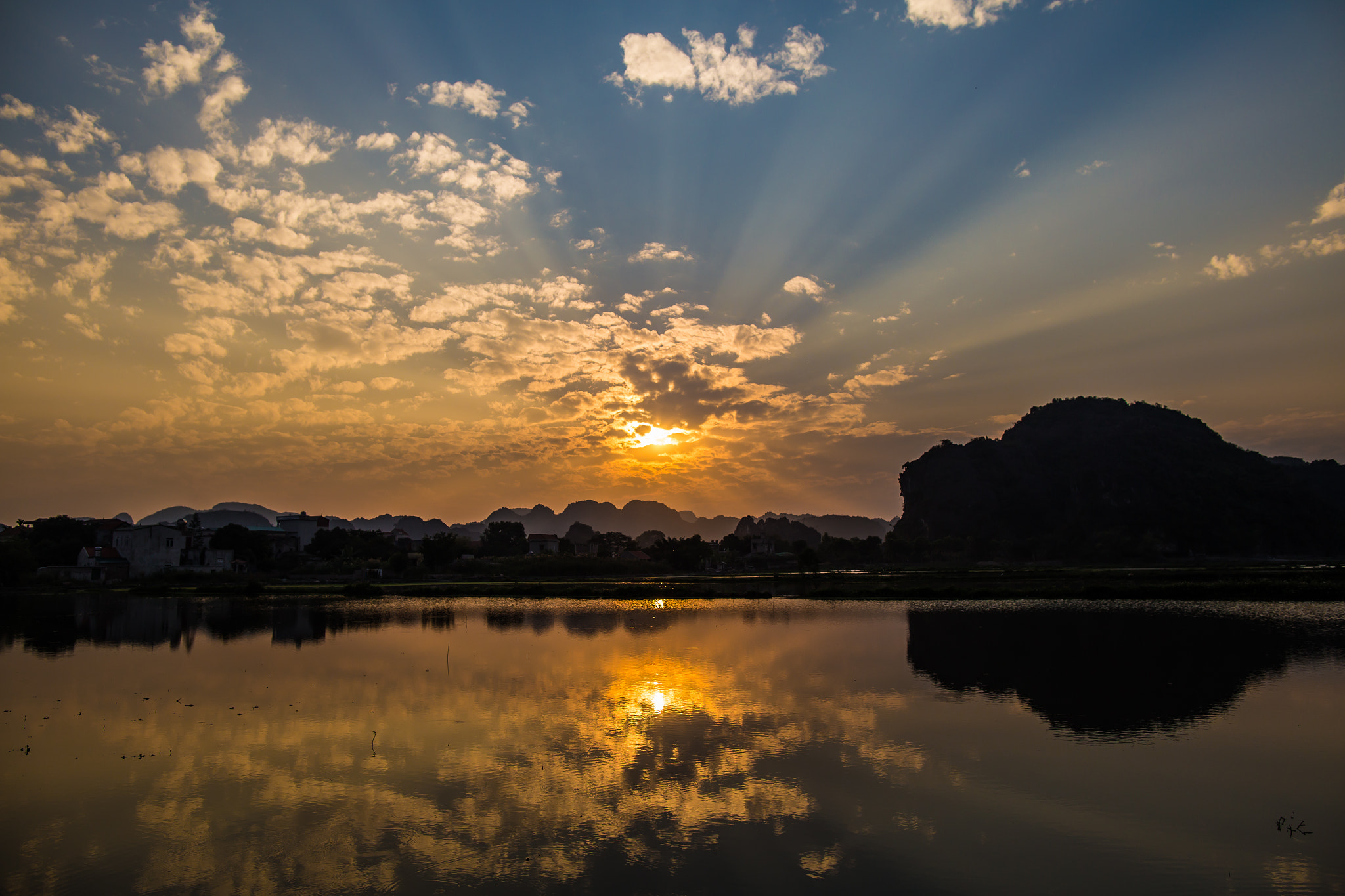 Canon EOS 6D + Canon EF 24mm F1.4L II USM sample photo. Sun-ray burst photography