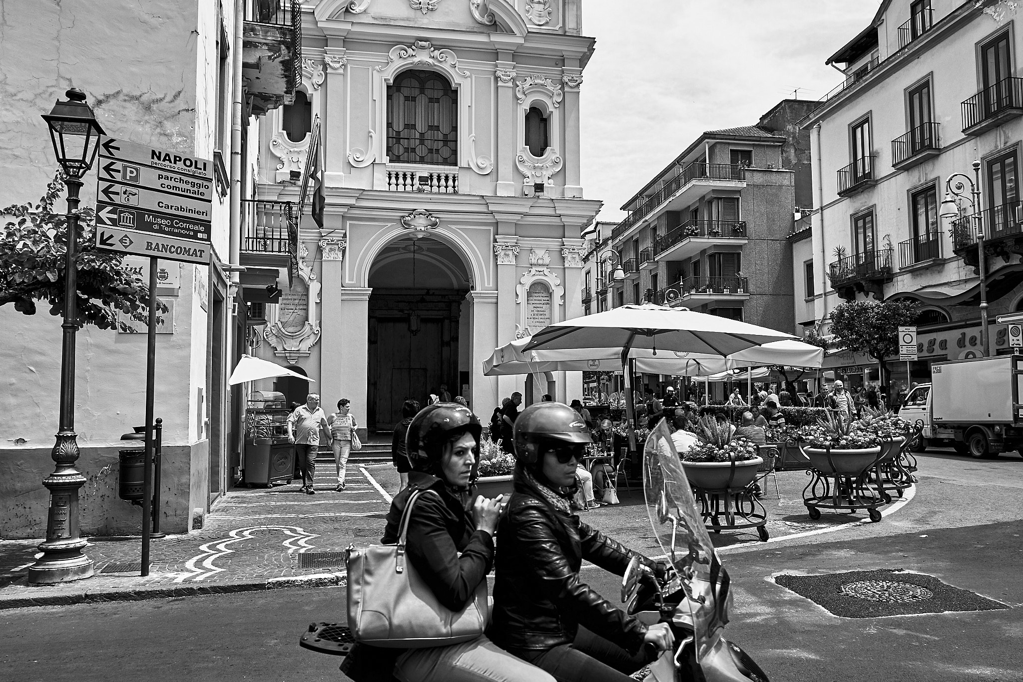 Canon EF 16-35mm F4L IS USM sample photo. Corner of sorrento photography