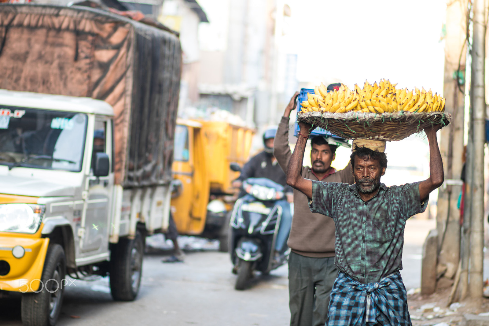 Canon EOS 80D + Canon EF 85mm F1.8 USM sample photo. Vendors in kr market, bengaluru photography