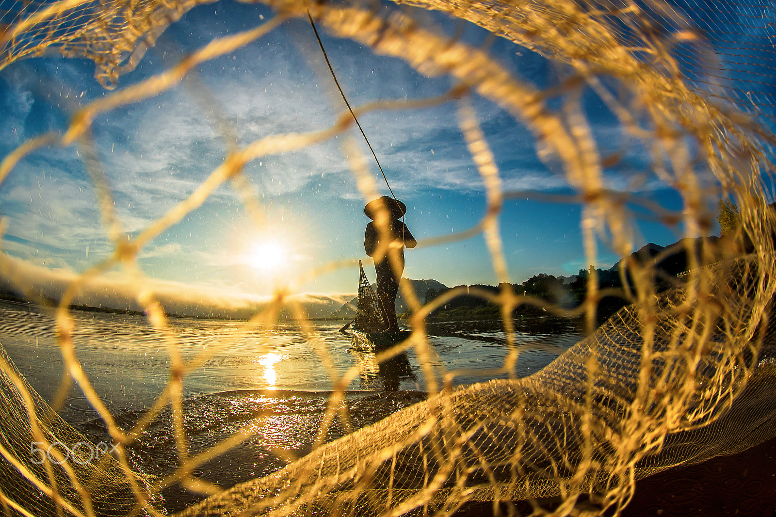 Nikon D750 + Nikon AF DX Fisheye-Nikkor 10.5mm F2.8G ED sample photo. Asia fishermen on boat fishing at lake photography