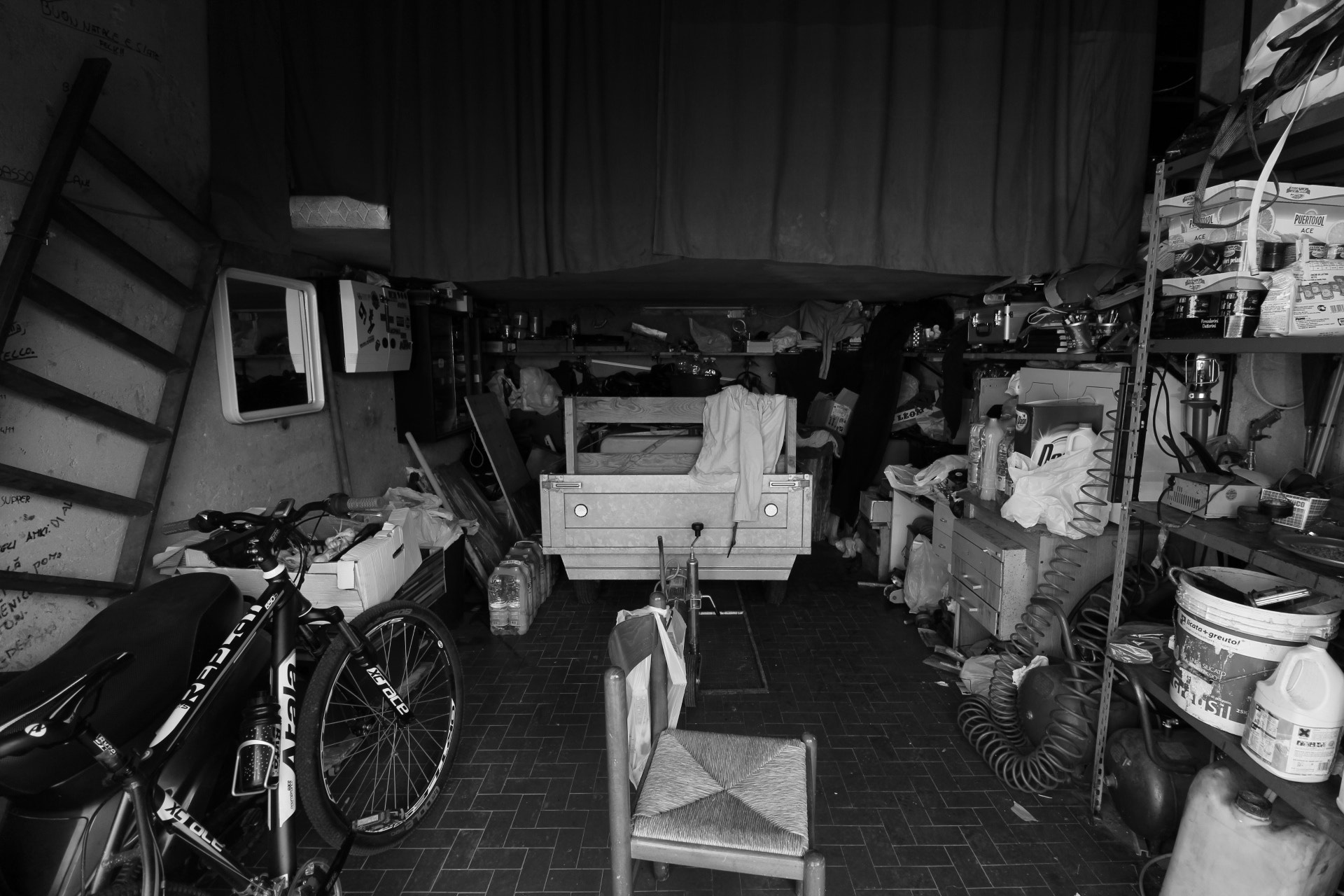 Canon EOS 1300D (EOS Rebel T6 / EOS Kiss X80) sample photo. Garage photography