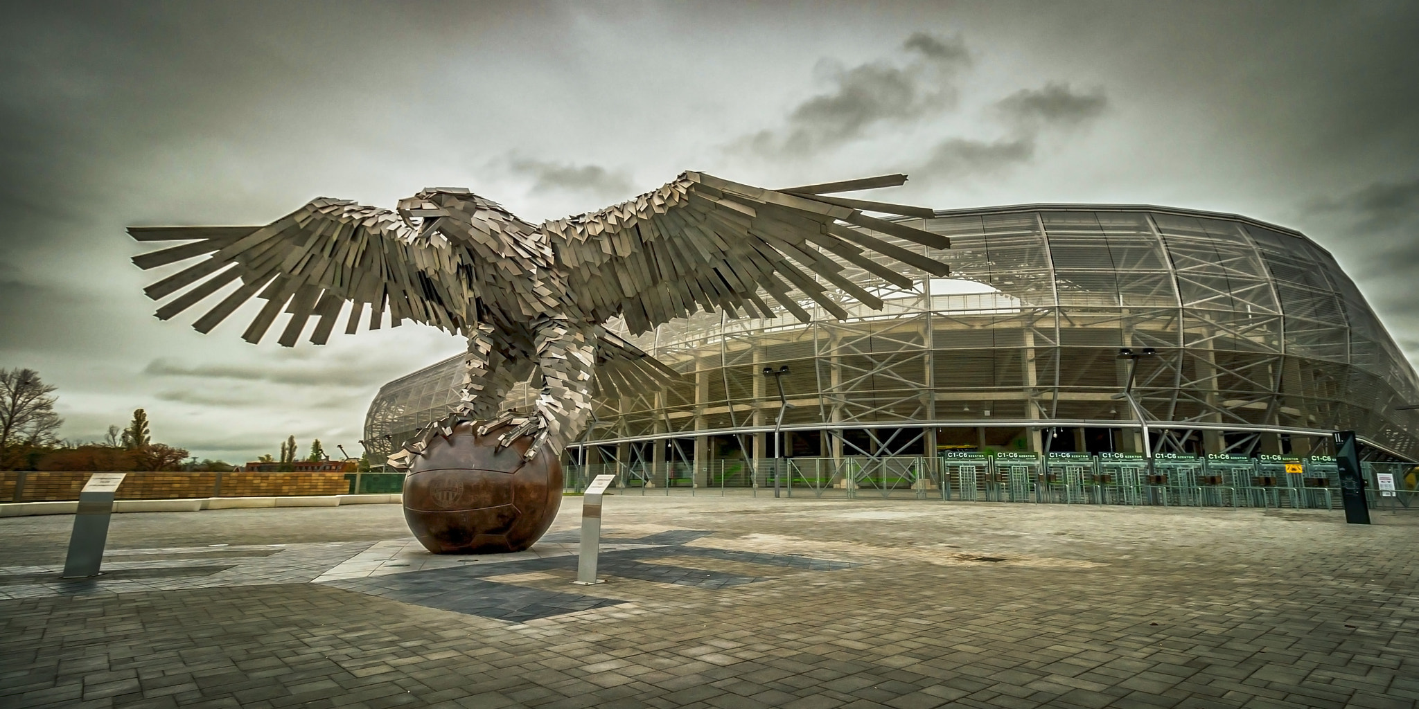 Canon EOS 400D (EOS Digital Rebel XTi / EOS Kiss Digital X) sample photo. Groupama arena and the eagle sculpture budapest photography