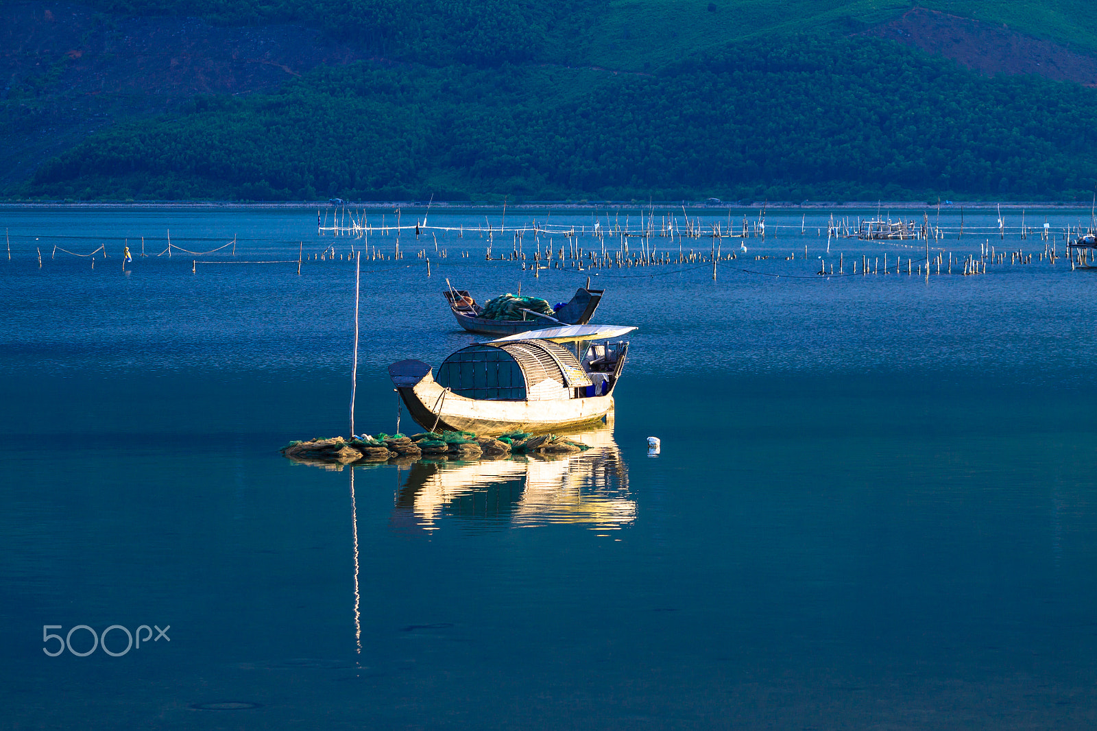 Canon EOS 50D + Canon EF 70-200mm F4L USM sample photo. Boat on pond photography