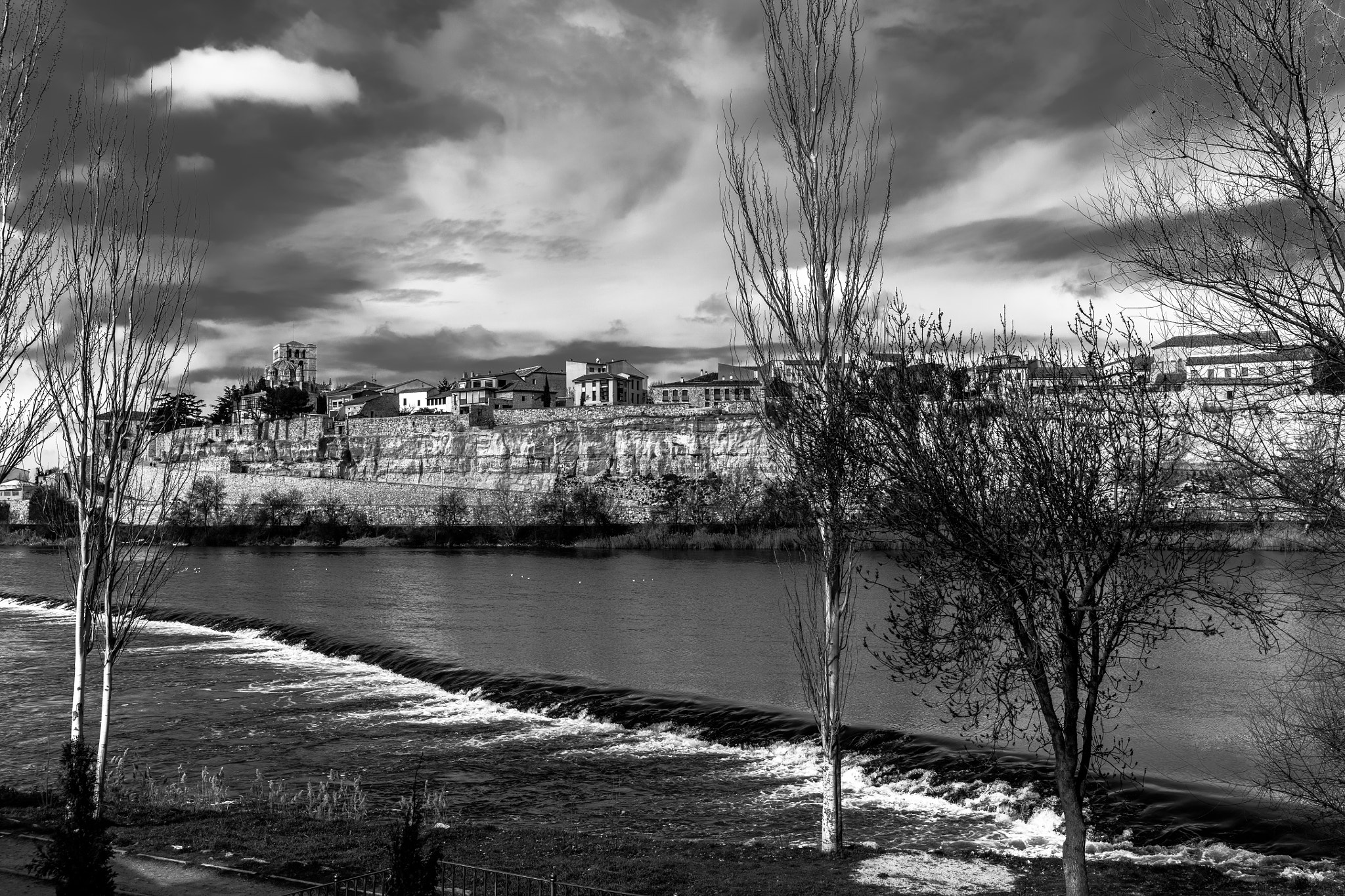 Canon EF 35mm F1.4L II USM sample photo. Rio duero zamora black & white photography