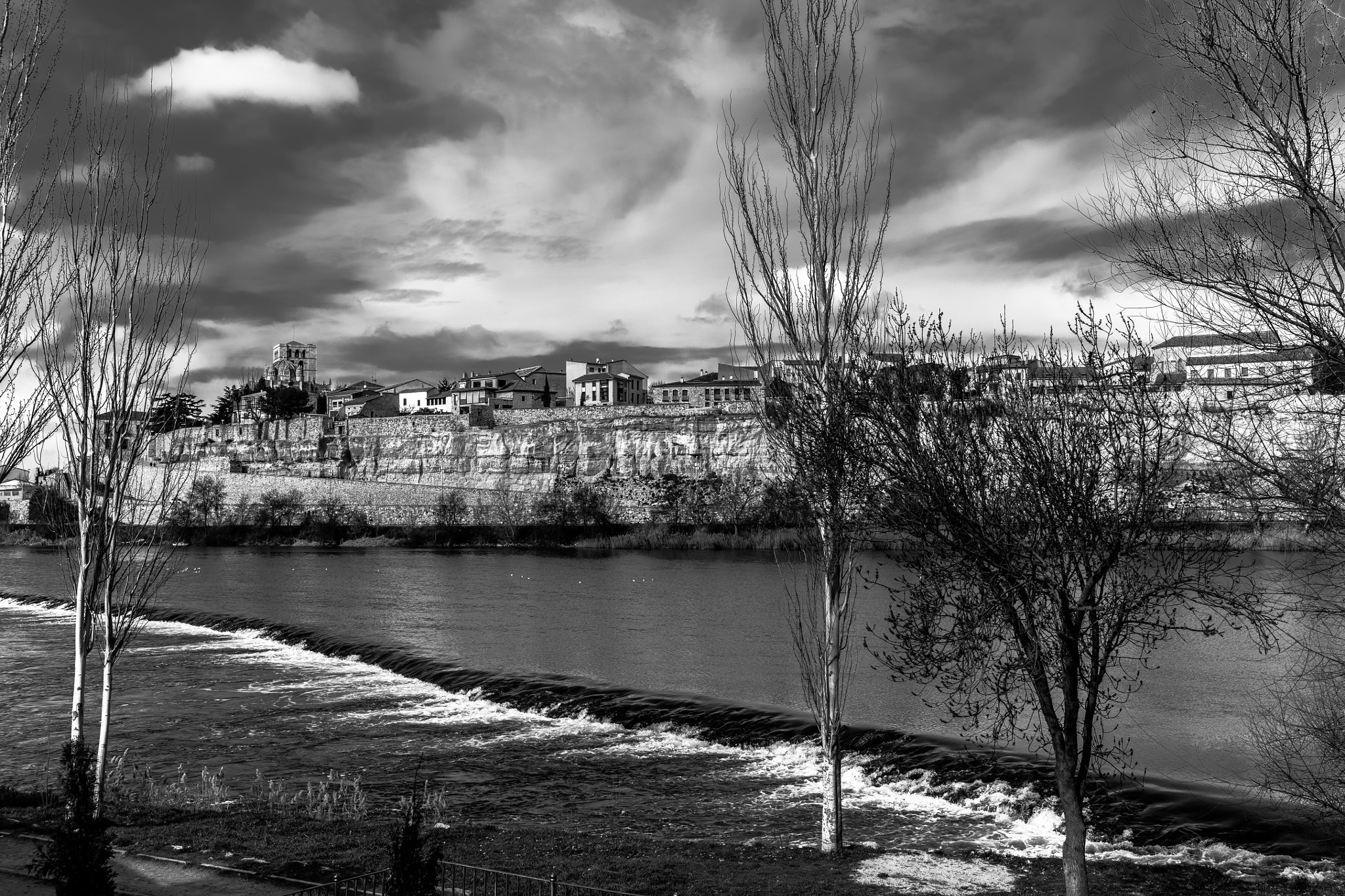 Canon EOS 5DS R sample photo. Rio duero zamora black & white photography