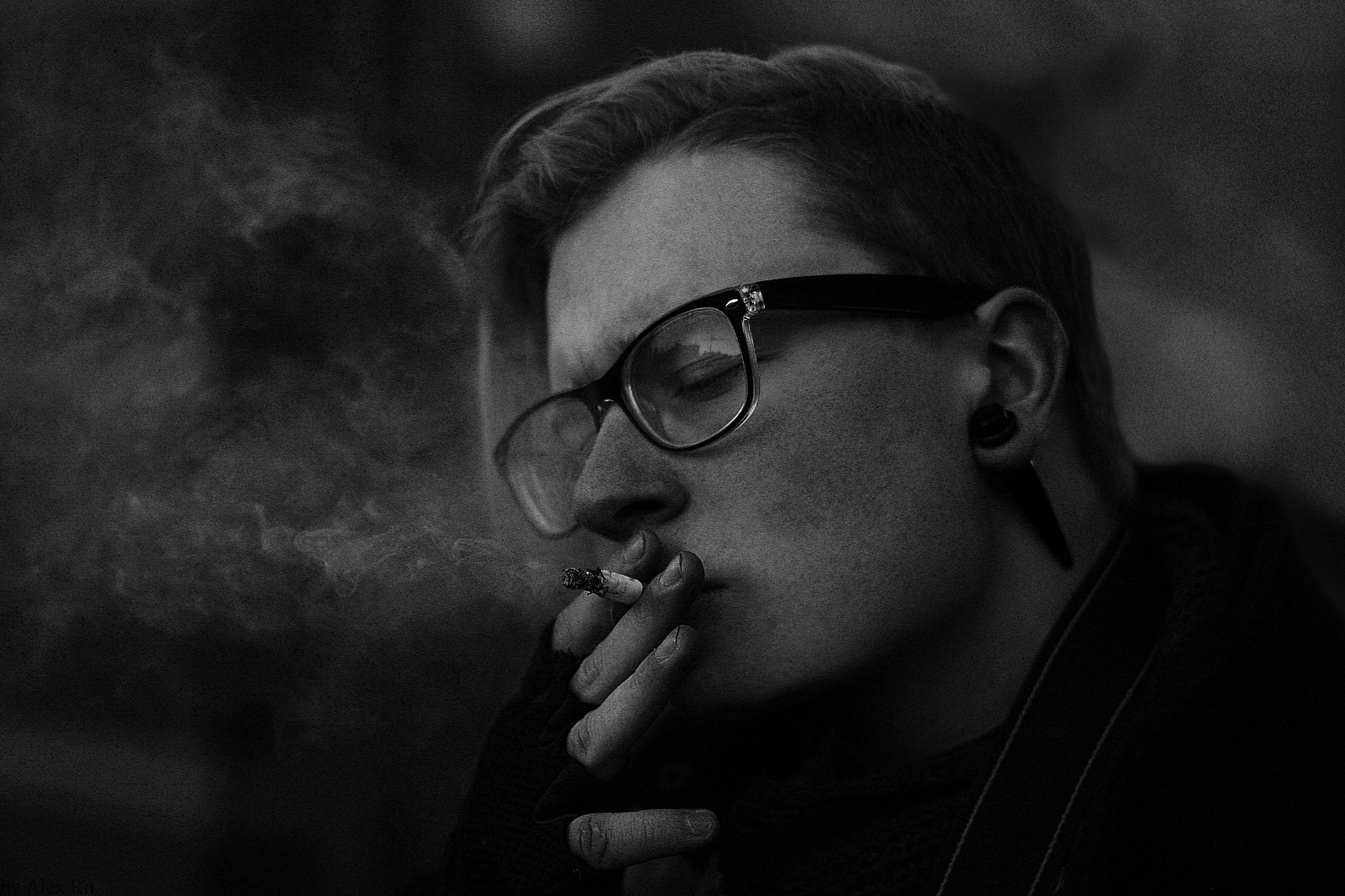 Canon EOS 1000D (EOS Digital Rebel XS / EOS Kiss F) + Canon EF 50mm F1.8 II sample photo. Smoking man photography