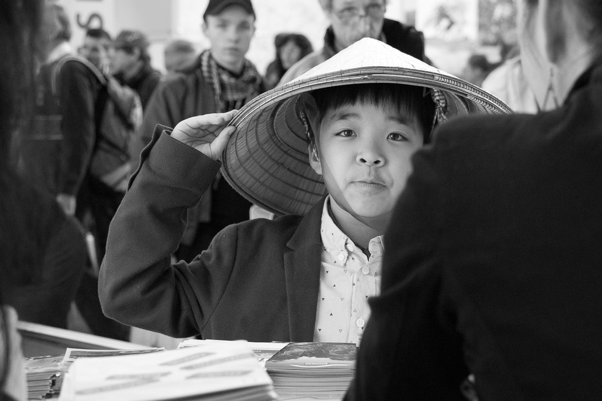 Canon EOS 100D (EOS Rebel SL1 / EOS Kiss X7) sample photo. Chineese boy looking at me. photography