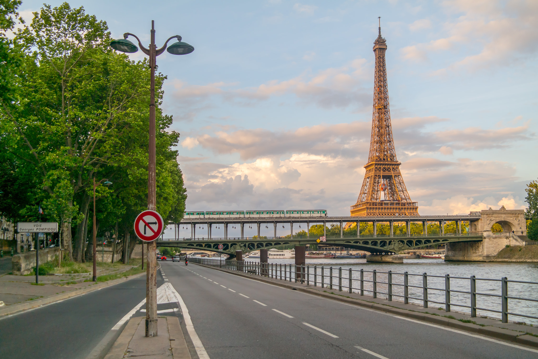 Samsung NX300M + Samsung NX 18-55mm F3.5-5.6 OIS sample photo. La tour eiffel photography