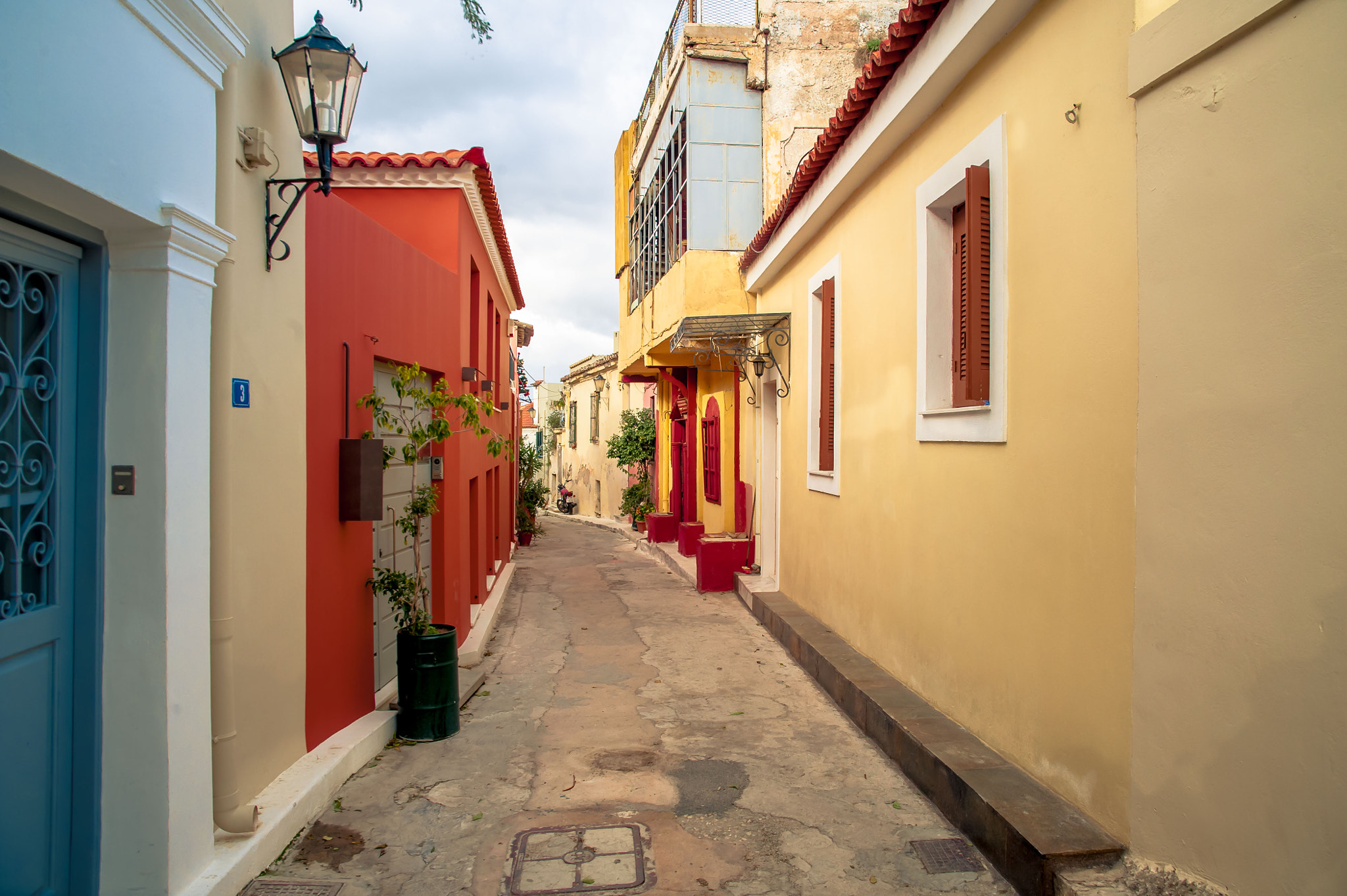 Sigma 24-60mm F2.8 EX DG sample photo. Plaka narrow street photography