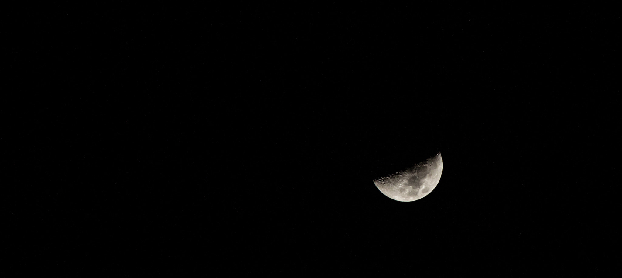 Canon EOS 1200D (EOS Rebel T5 / EOS Kiss X70 / EOS Hi) + Canon TS-E 90mm F2.8 Tilt-Shift sample photo. Half moon photography