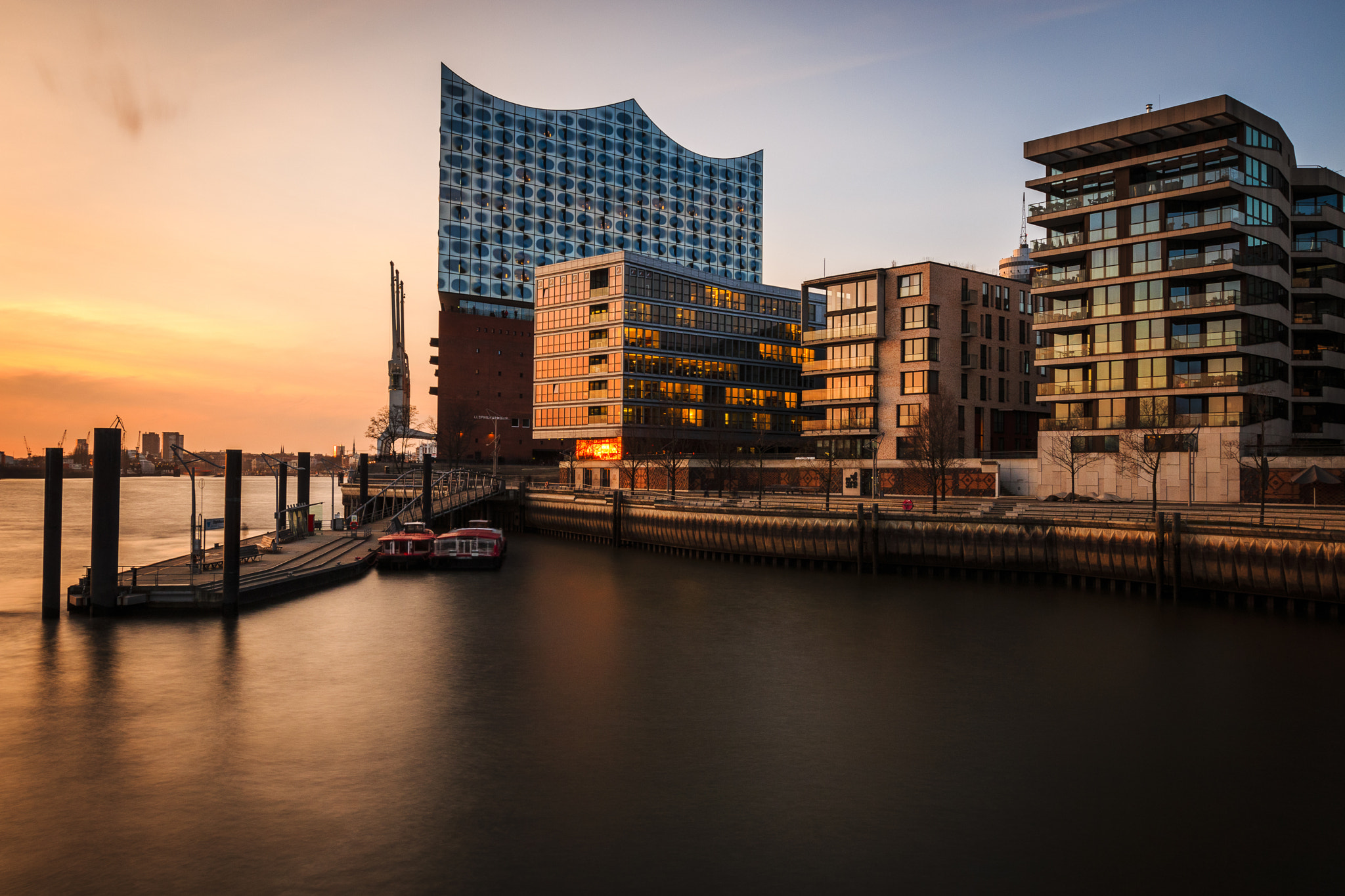Canon EF 16-35mm F2.8L II USM sample photo. Sunset in hamburg - elphilharmonie photography