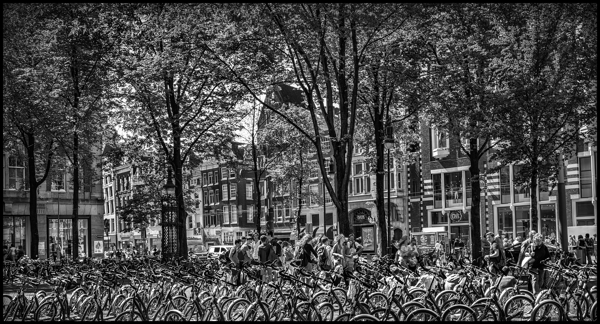 VARIO-ELMARIT 1:2.8-4.0/24-90mm ASPH. OIS sample photo. Flood of bicycles in the city..... photography