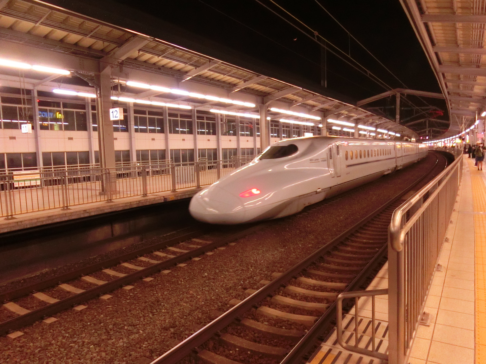 CASIO EX-ZR850 sample photo. 新幹線 photography