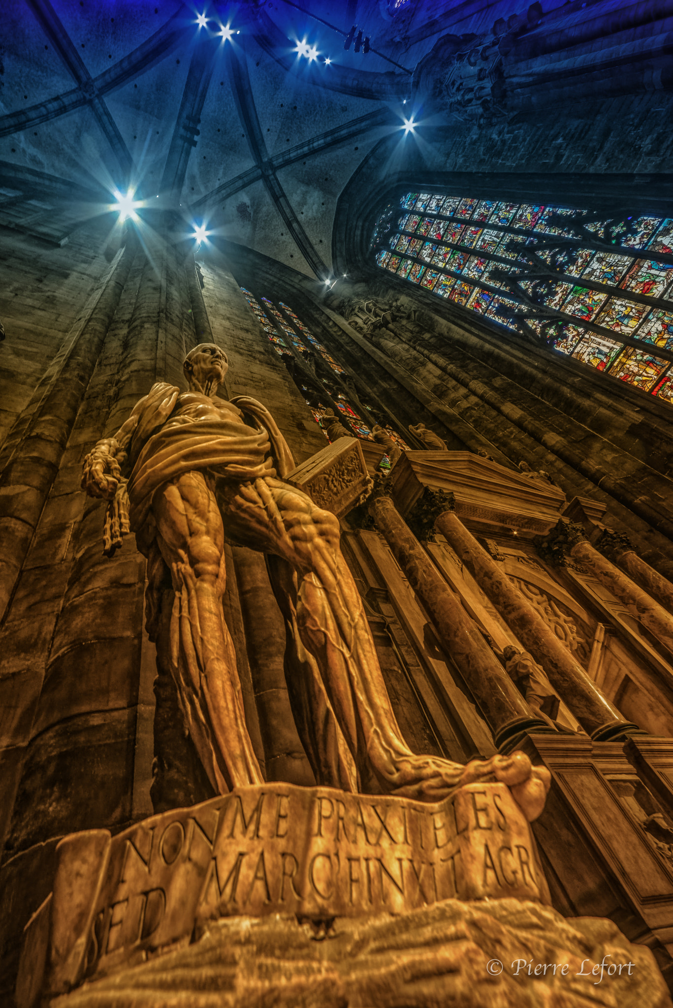 Samyang 14mm F2.8 ED AS IF UMC sample photo. Statue duomo photography