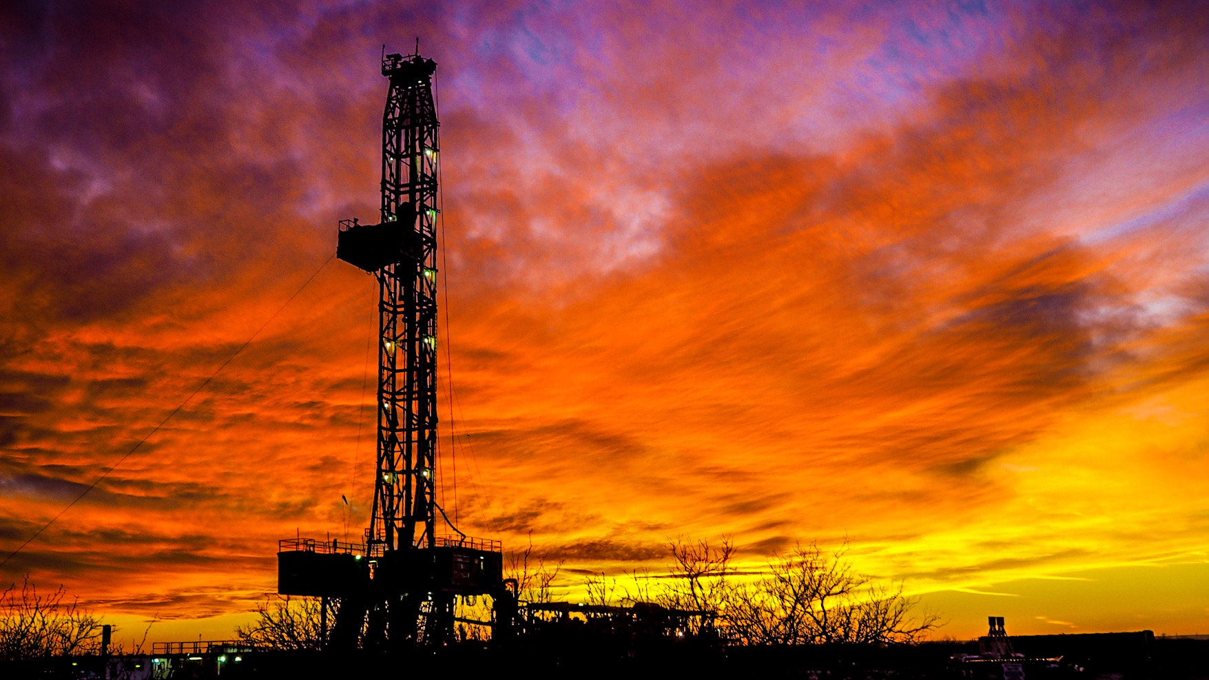 Olympus OM-D E-M5 II + Olympus M.Zuiko Digital 17mm F1.8 sample photo. Sunset at a drilling rig outside of carlsbad new mexico photography