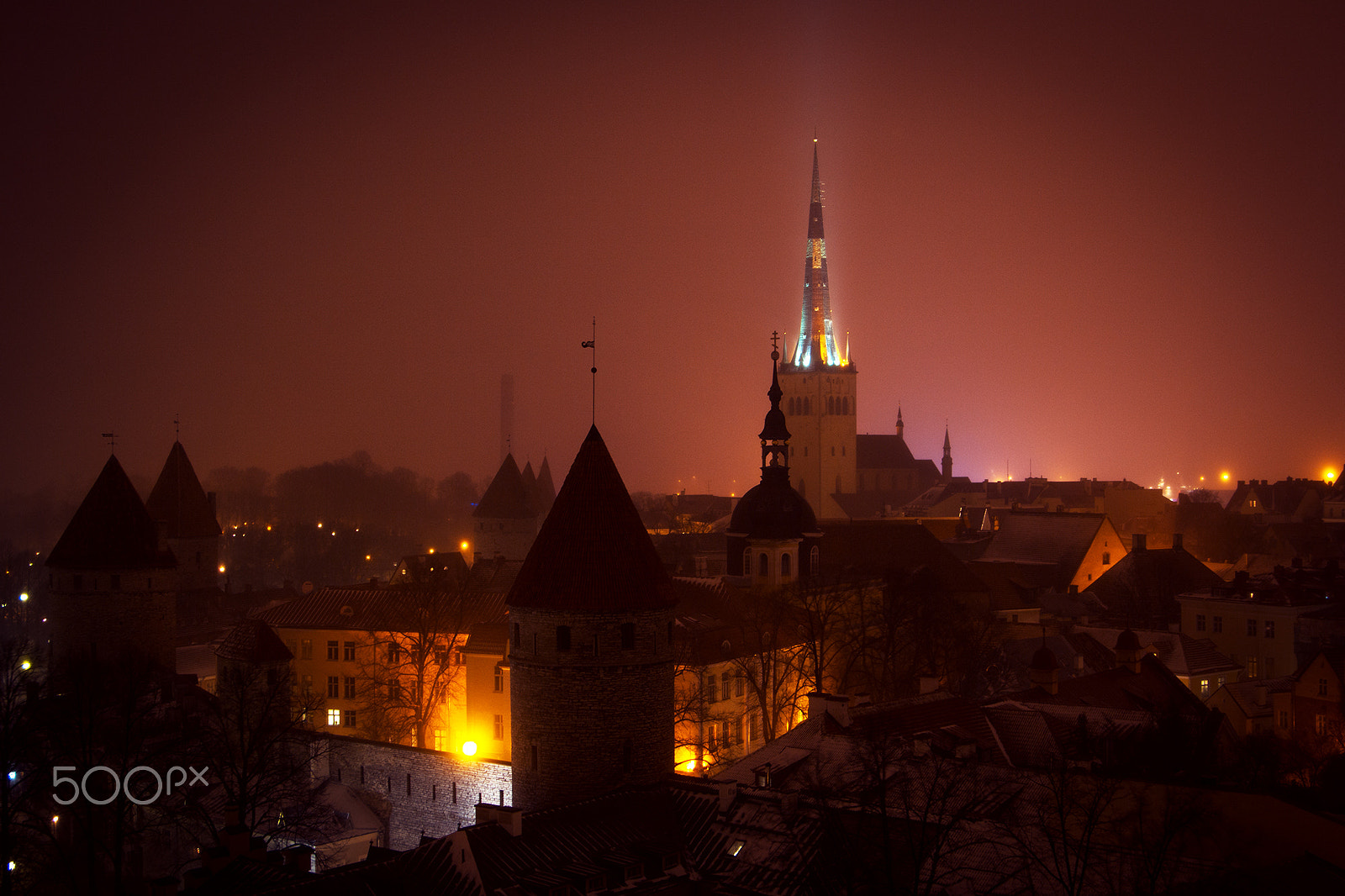 Canon EOS 550D (EOS Rebel T2i / EOS Kiss X4) + Canon EF 24-105mm F4L IS USM sample photo. Old tallinn roofs at night photography