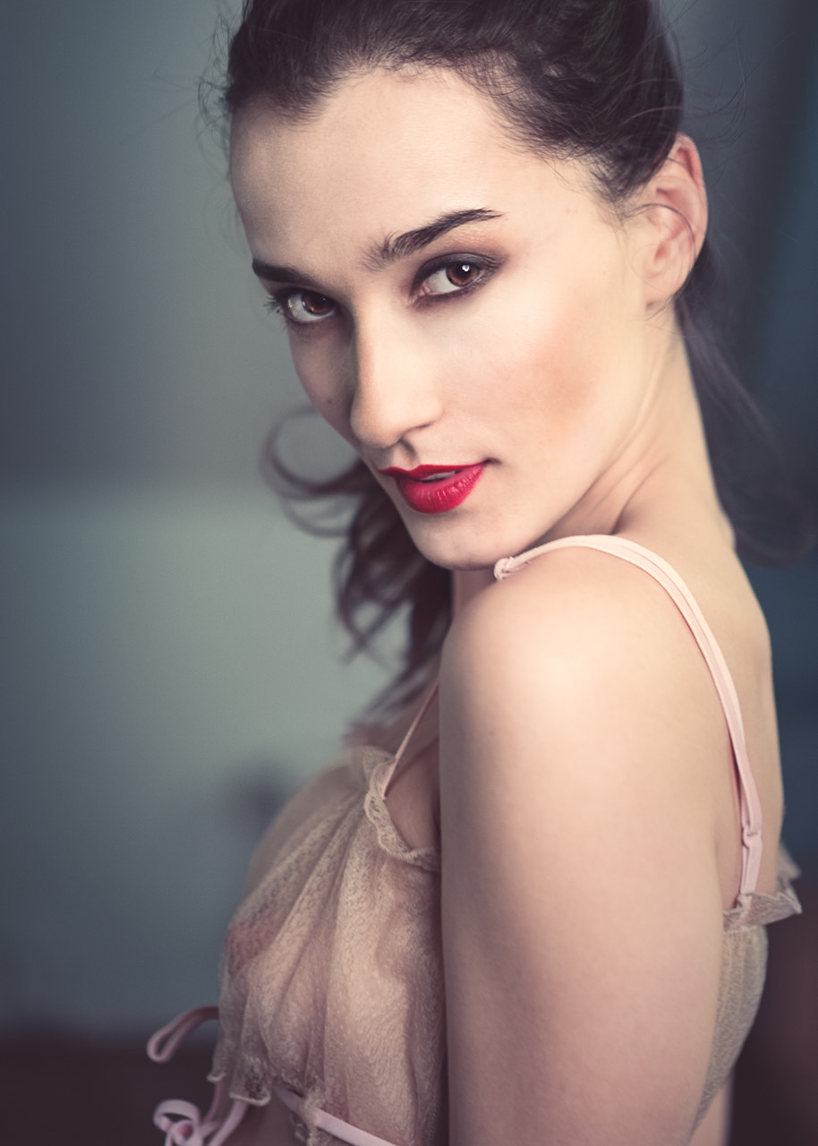 Panasonic Leica DG Nocticron 42.5mm F1.2 ASPH OIS sample photo. Sophie photography