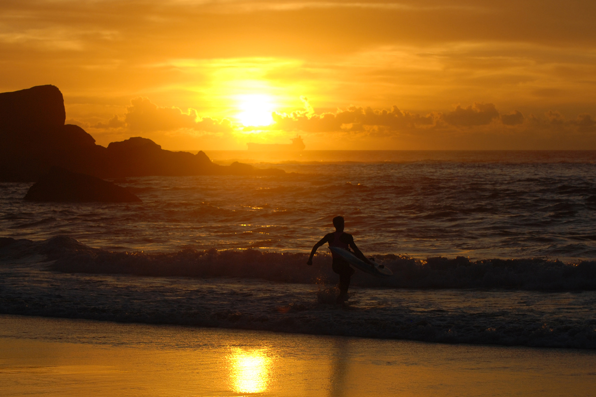 Nikon D80 sample photo. Hitting the surf photography
