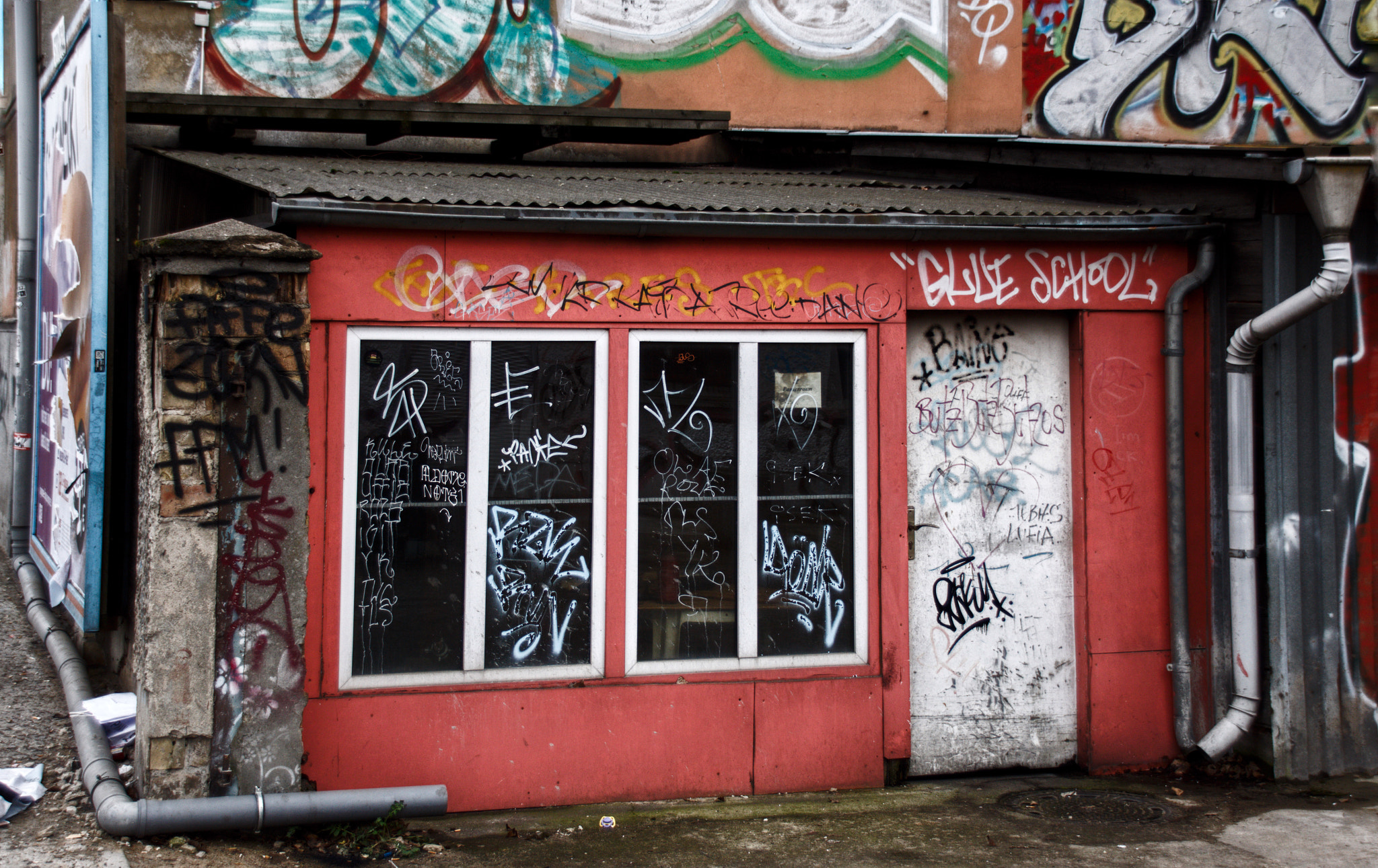Sigma 18-250mm F3.5-6.3 DC OS HSM sample photo. Lost place - rotten pub/shop? discovered in berlin-friedrichshain photography