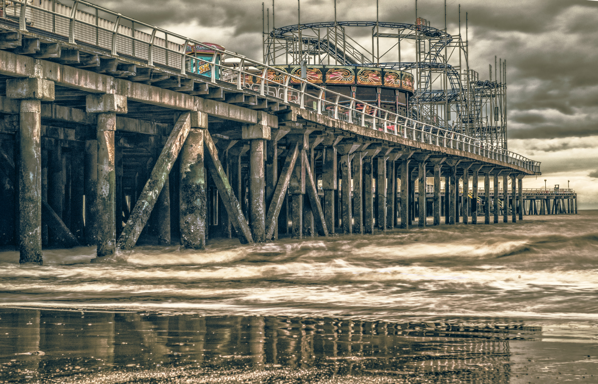 Nikon AF-S Nikkor 24-70mm F2.8G ED sample photo. Golden hour in clacton-on-sea photography