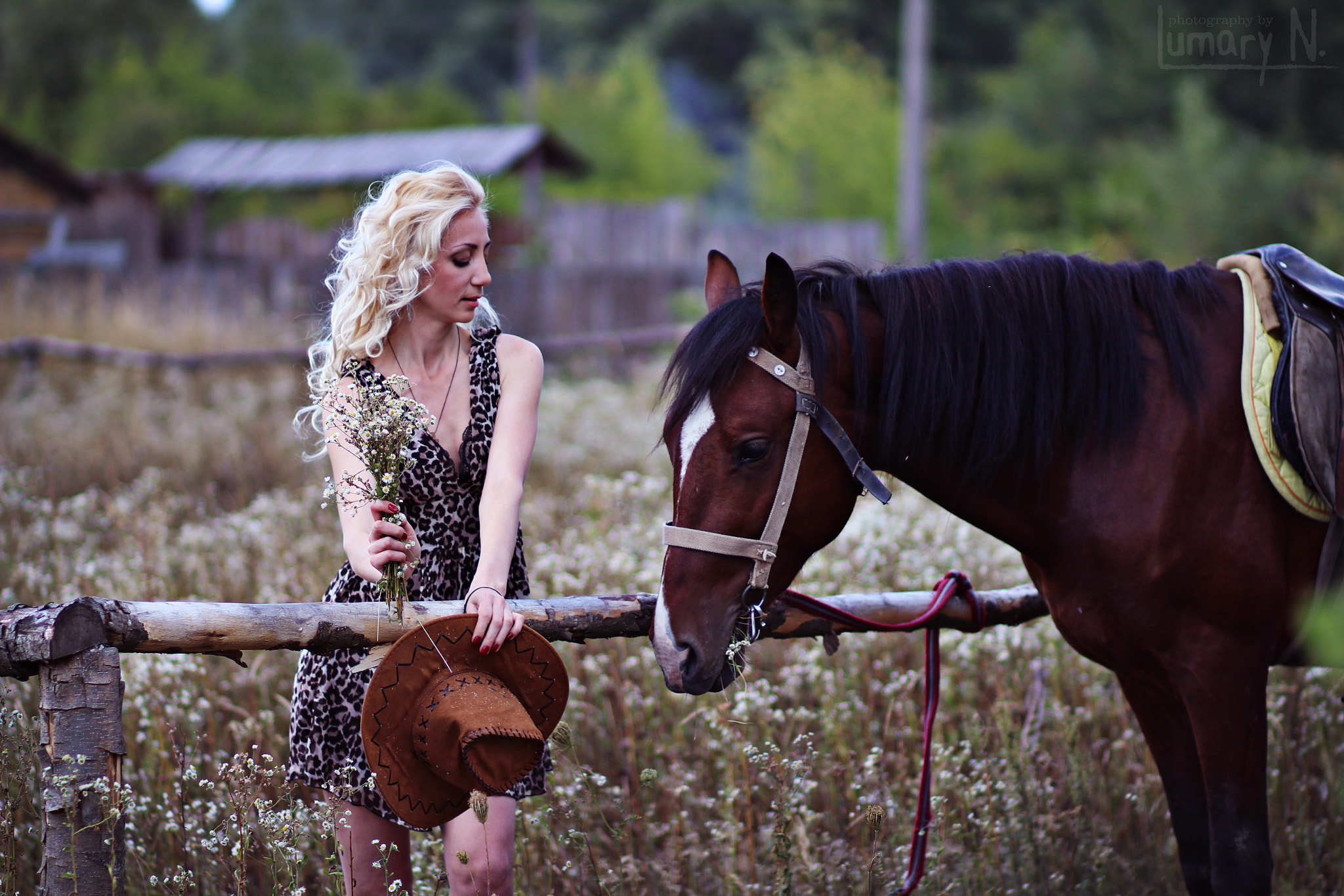 Canon EOS 1200D (EOS Rebel T5 / EOS Kiss X70 / EOS Hi) + Canon EF 85mm F1.8 USM sample photo. Cowgirl photography