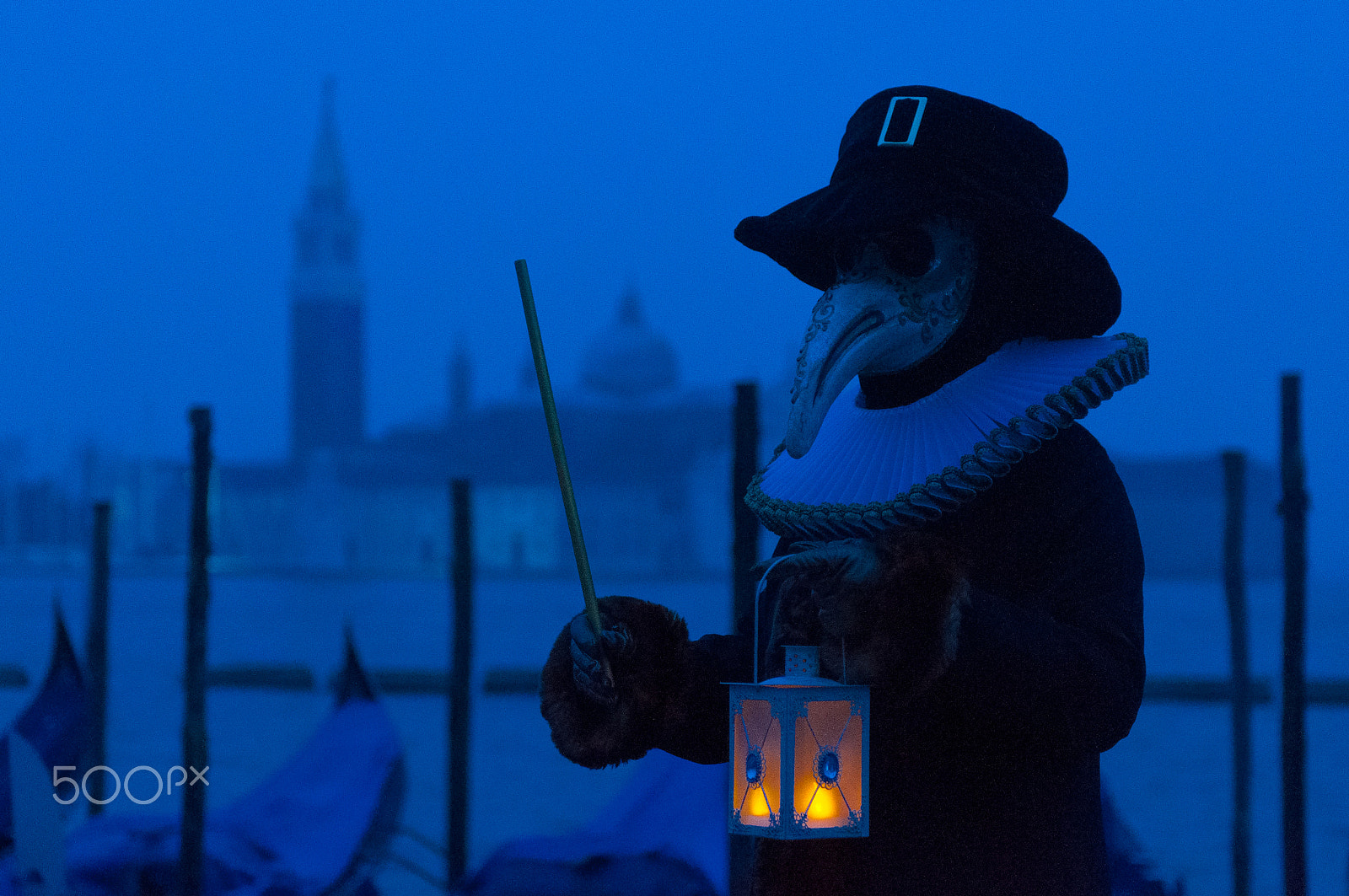 Nikon AF-S Nikkor 24-70mm F2.8G ED sample photo. Venice carnival glowing lantern photography