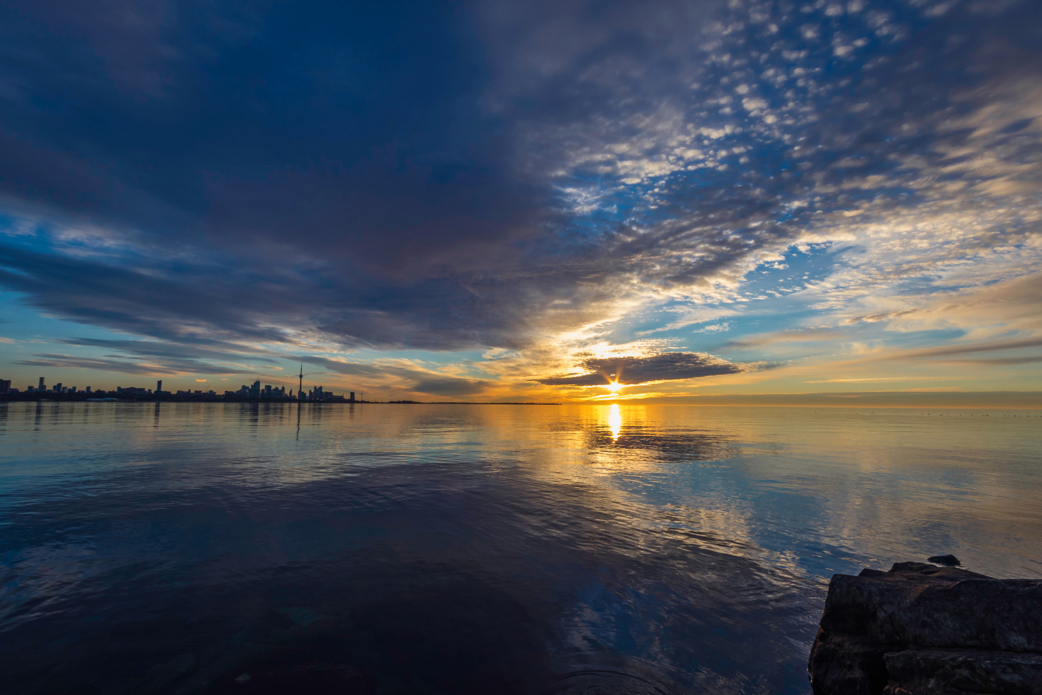 Canon EOS 80D + Sigma 10-20mm F4-5.6 EX DC HSM sample photo. Winter sunrise over lake ontario, toronto photography