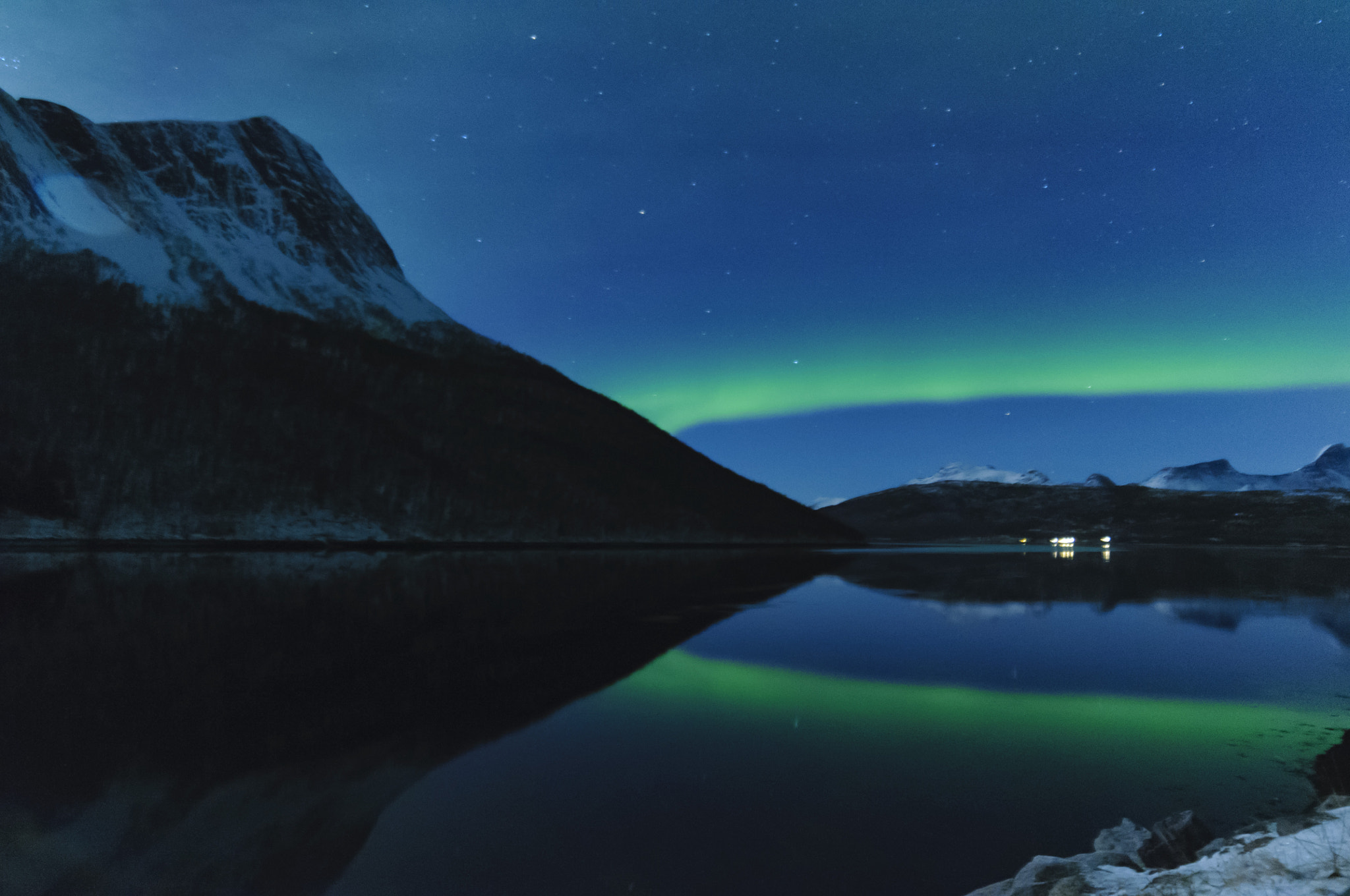 Samyang 14mm F2.8 ED AS IF UMC sample photo. Reflection of aurora photography