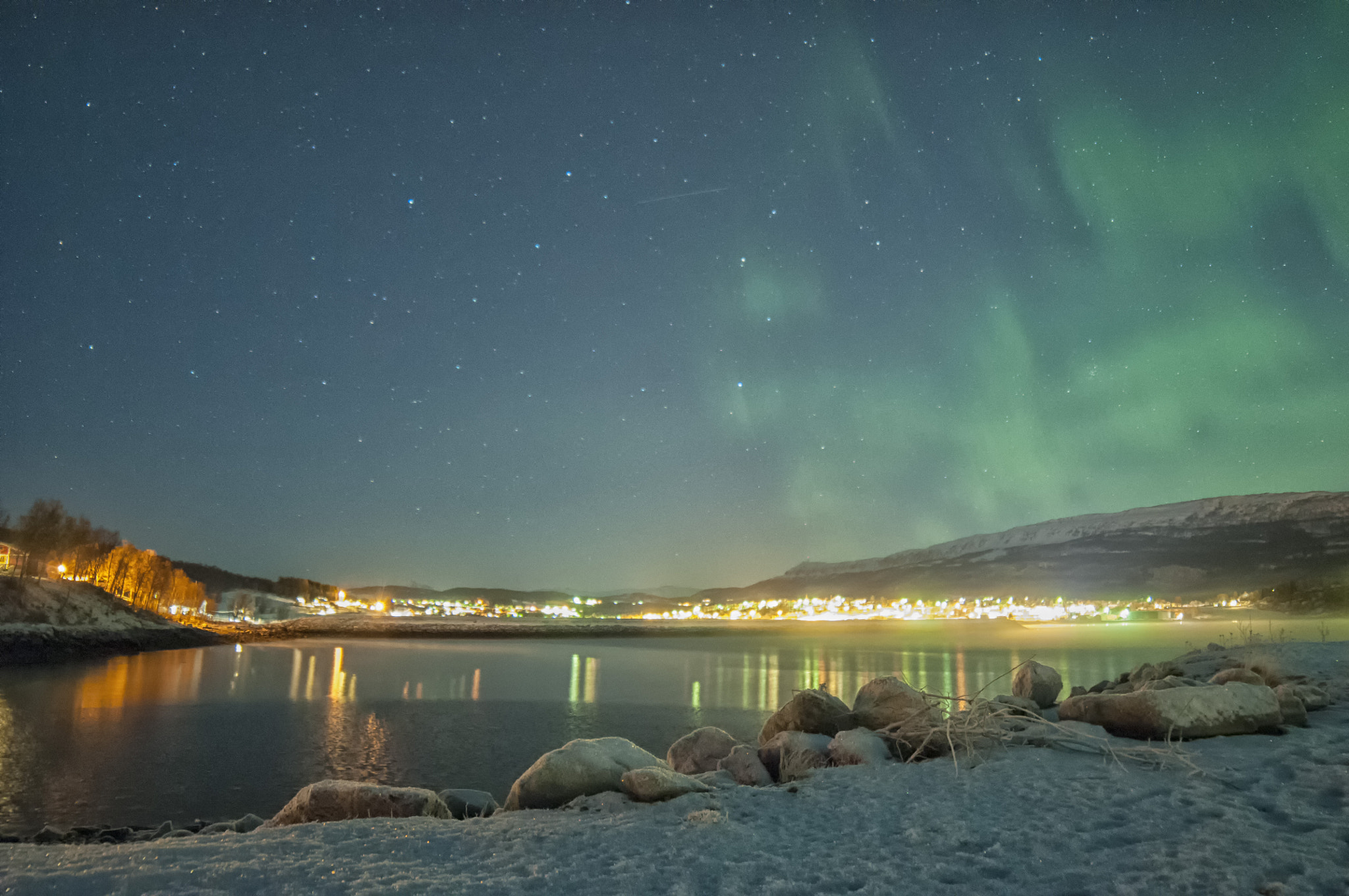 Samyang 14mm F2.8 ED AS IF UMC sample photo. Town under aurora photography