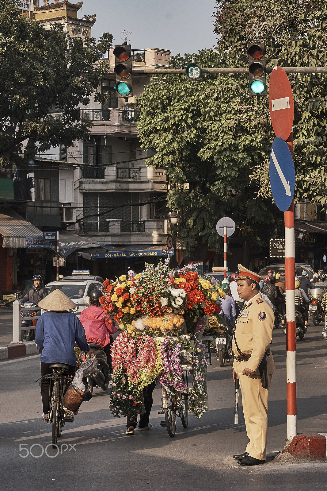 Sony a7 sample photo. La vendedora de flores photography