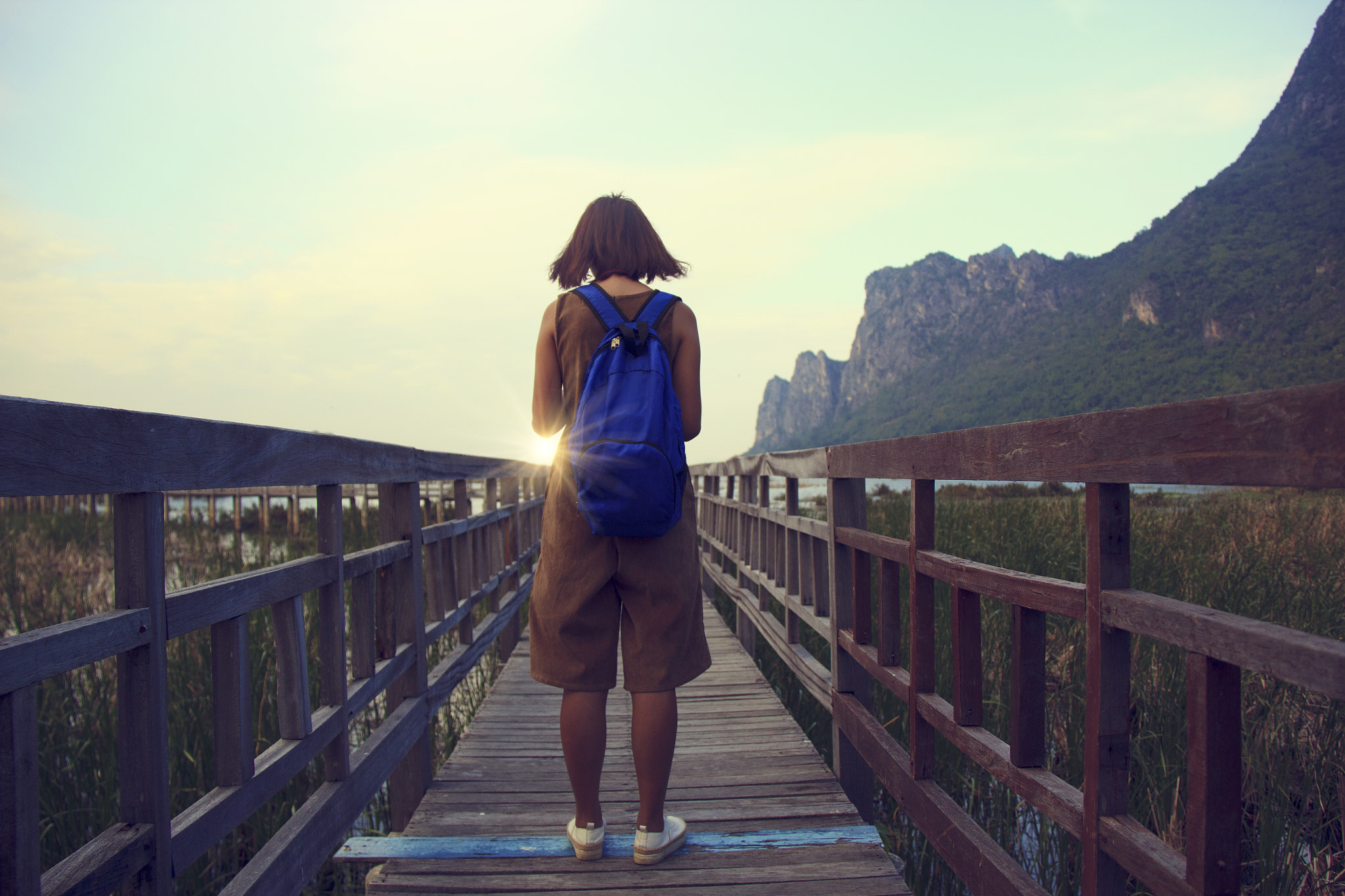 Canon EOS 550D (EOS Rebel T2i / EOS Kiss X4) sample photo. Hipster young girl with backpack enjoying sunset on peak of fogg photography