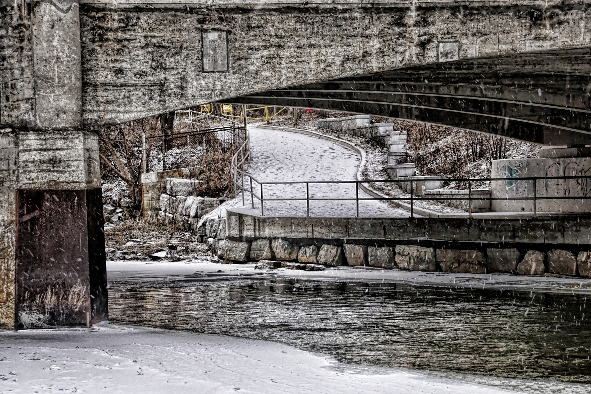 Sony DT 18-135mm F3.5-5.6 SAM sample photo. Bridgehumber at scarlett photography