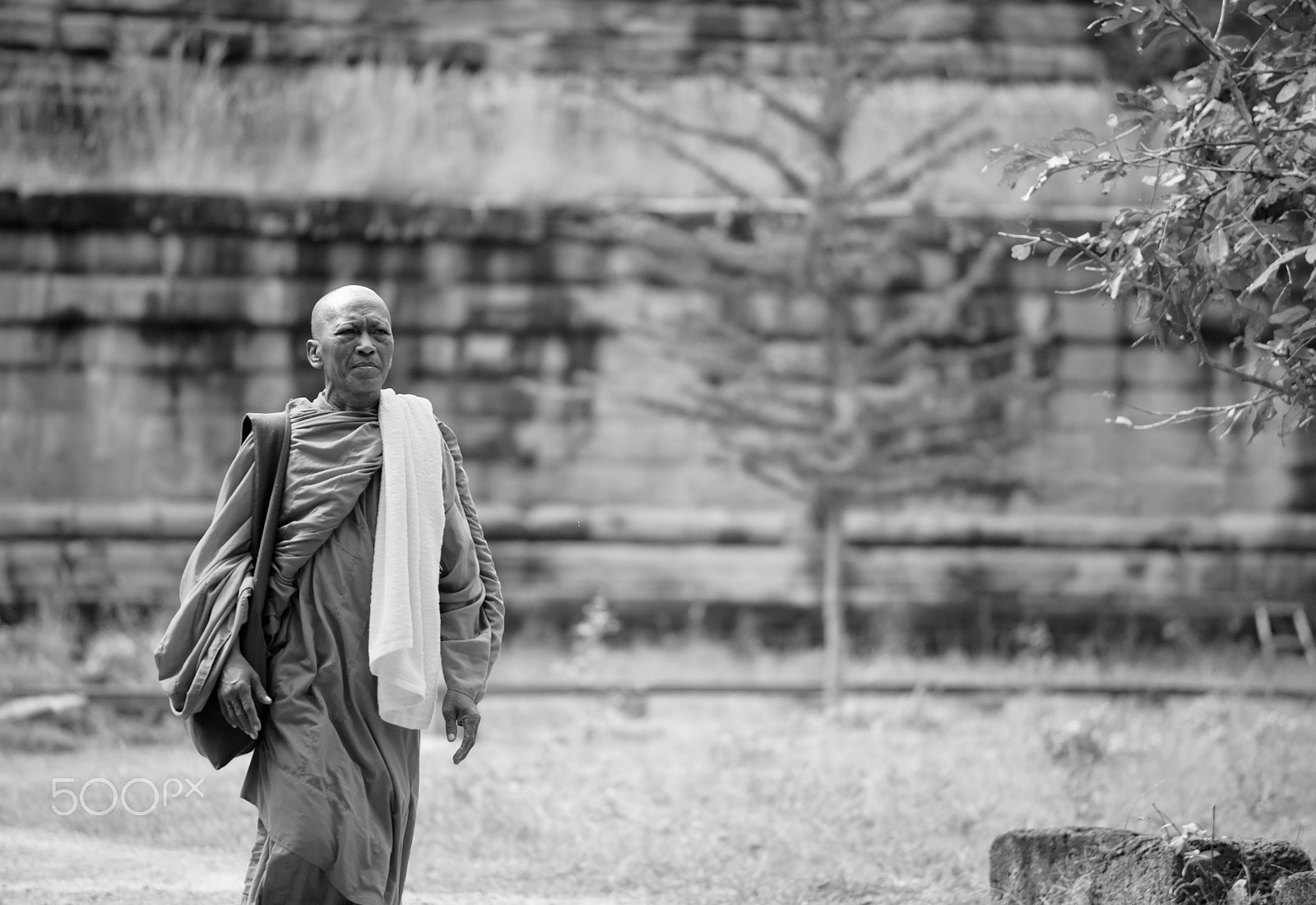 Nikon AF-S Nikkor 70-200mm F4G ED VR sample photo. A walking monk photography