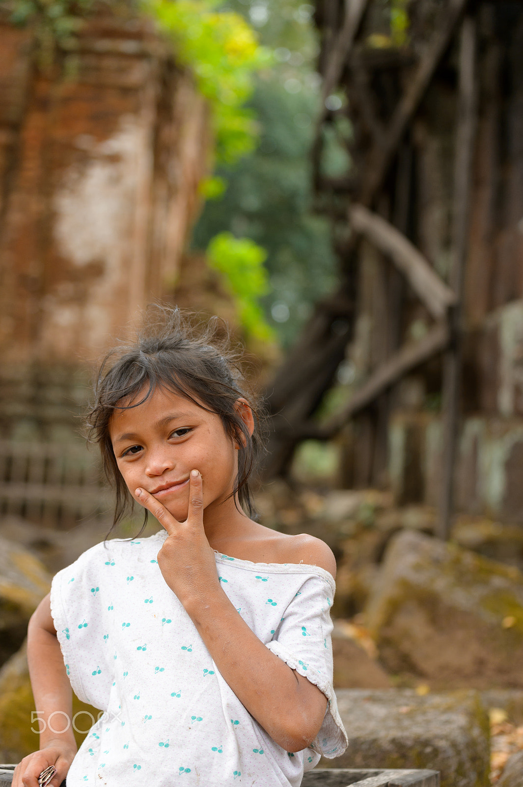 Nikon AF-S Nikkor 70-200mm F4G ED VR sample photo. A smile little girl on the ruins photography