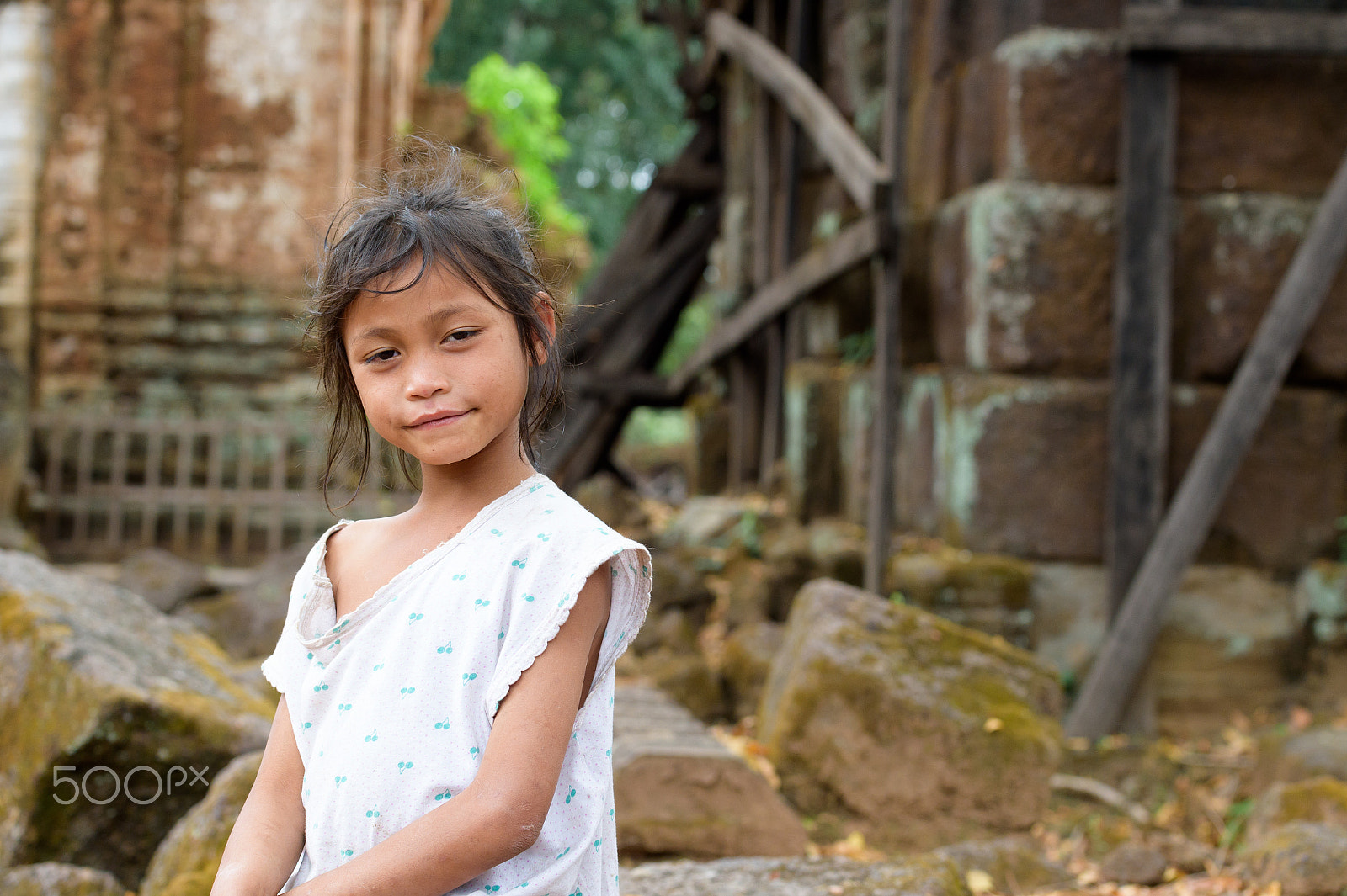 Nikon AF-S Nikkor 70-200mm F4G ED VR sample photo. A smile little girl on the ruins photography