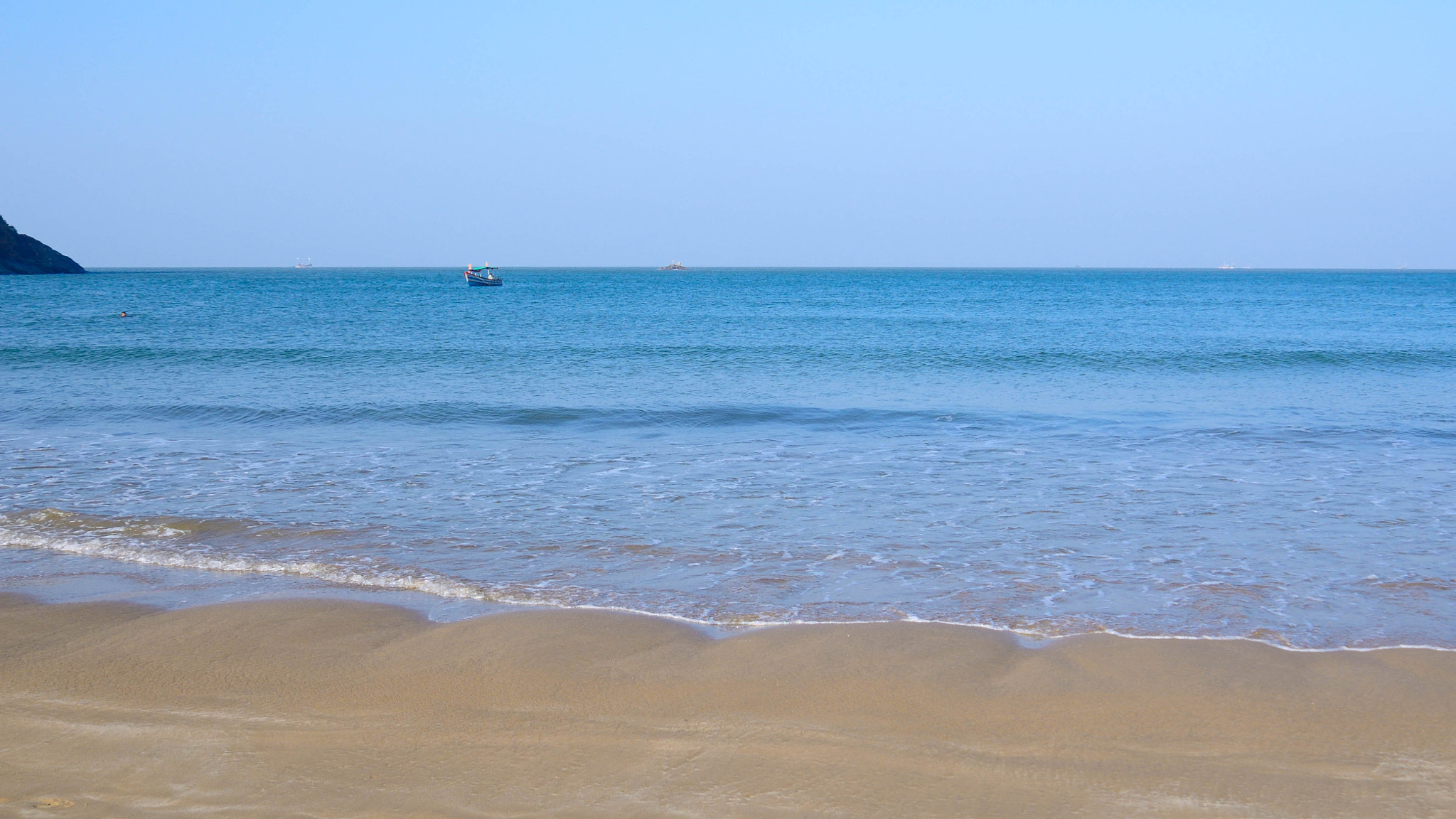 AF Zoom-Nikkor 24-120mm f/3.5-5.6D IF sample photo. Morning beach  photography
