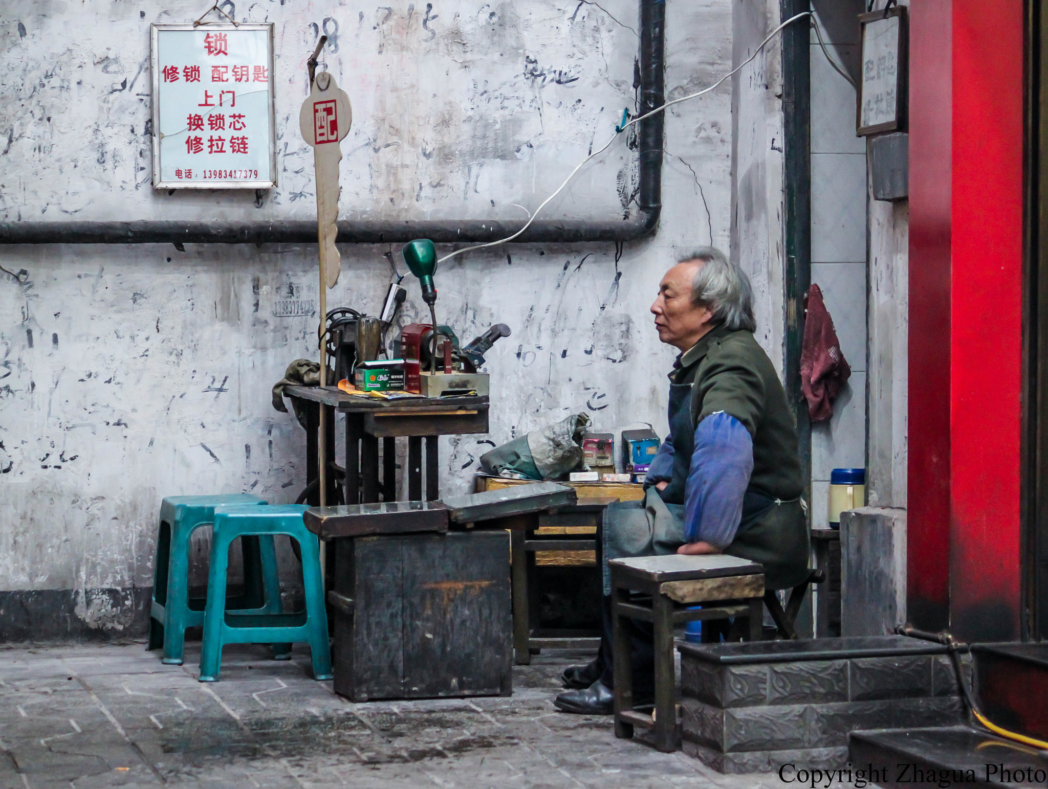 Canon EF-S 55-250mm F4-5.6 IS sample photo. Key maker in chongqing photography