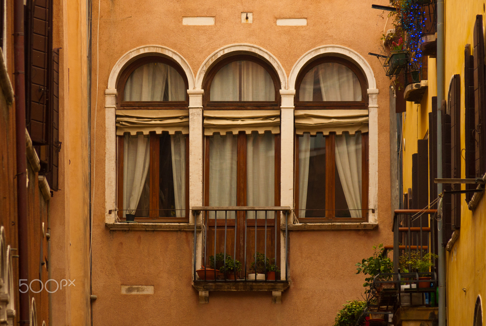 Nikon AF-Nikkor 80-200mm F2.8D ED sample photo. Venice end of the alley photography