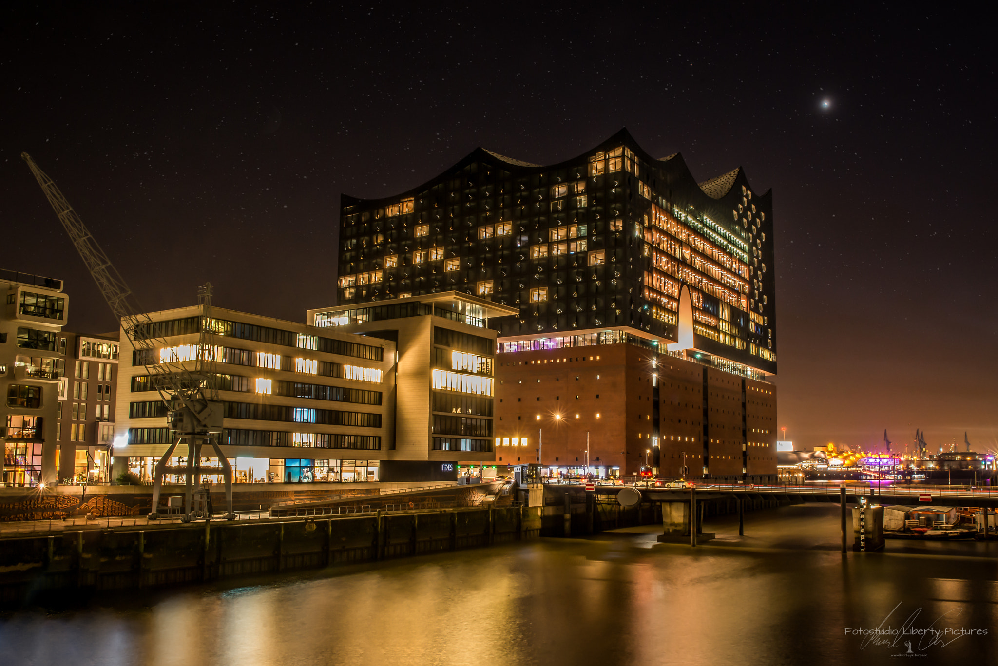 Sigma 24-70mm F2.8 EX DG HSM sample photo. ~ elbphilharmonie im nächtlichen licht ~ photography