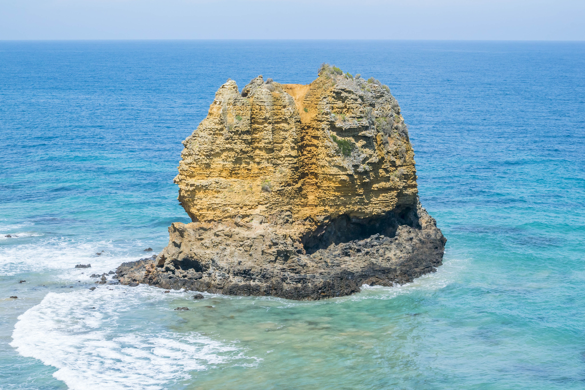 Sony a7S II + Sony FE 24-70mm F2.8 GM sample photo. Coastline of a rocky beach along the great ocean road photography