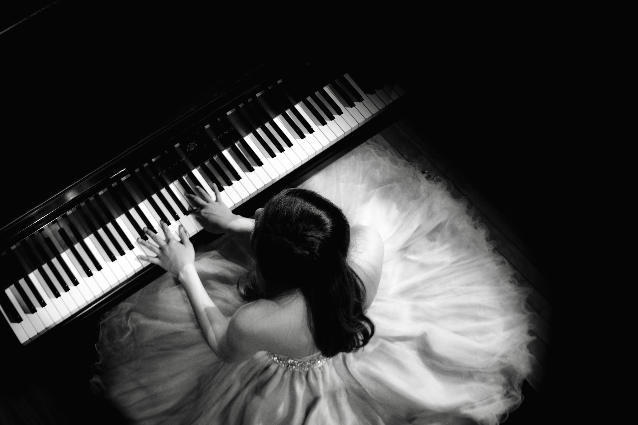 Canon EF 28-135mm F3.5-5.6 IS USM sample photo. Mysterious pianist photography