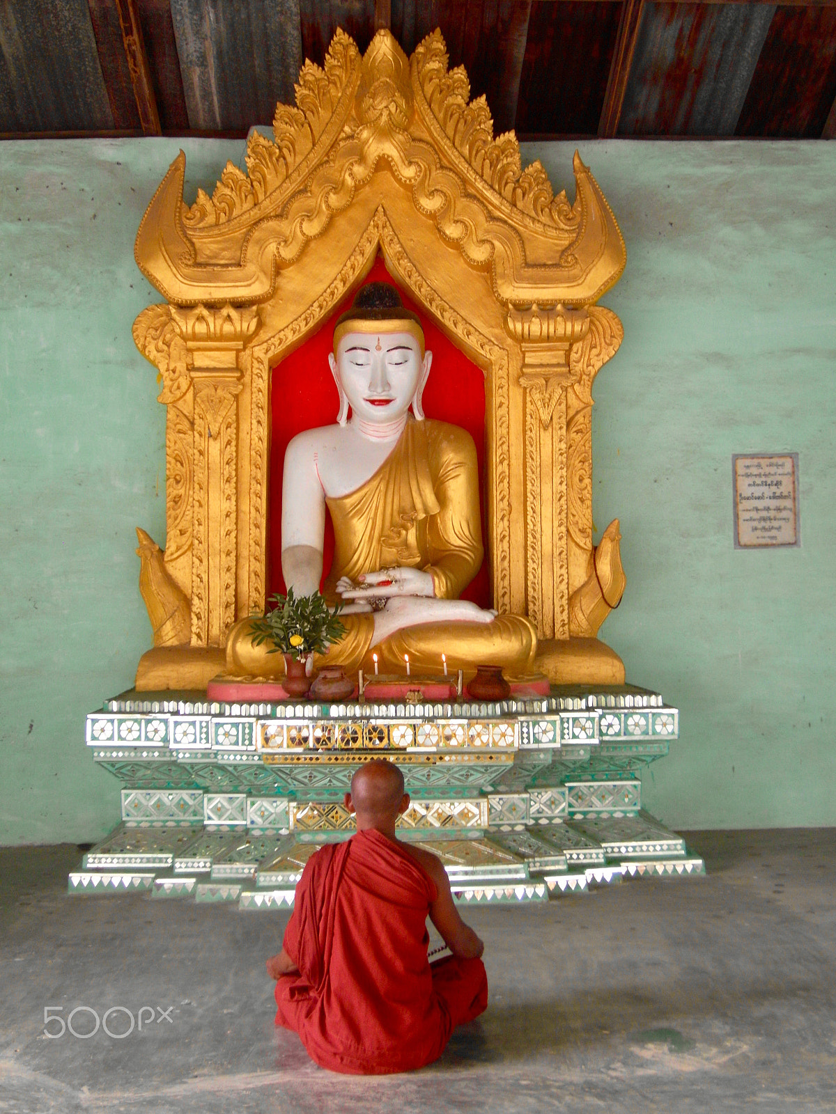 Samsung NV100HD, VLUU NV100HD, LANDIAO NV100HD, TL34HD sample photo. Buddhist monk praying in myanmar photography
