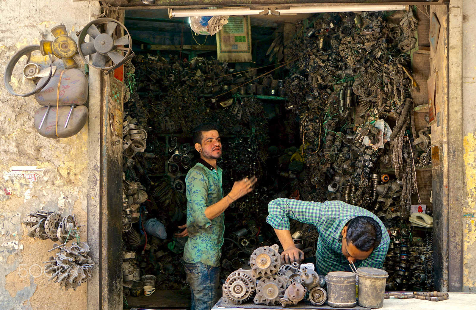 Sony a7R II + Sony Vario Tessar T* FE 24-70mm F4 ZA OSS sample photo. Car shop in old delhi, india photography