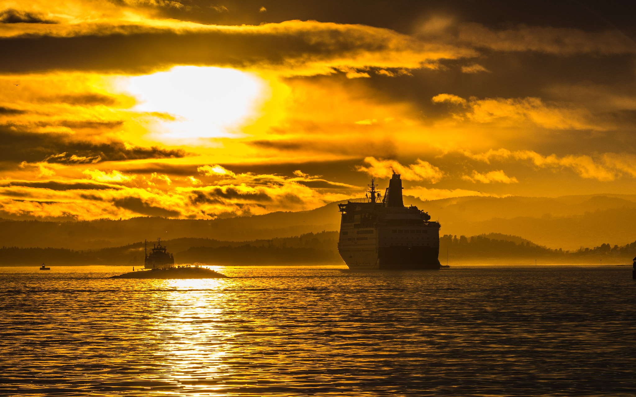 Sigma 150mm F2.8 EX DG Macro HSM sample photo. Cruise to sunset photography
