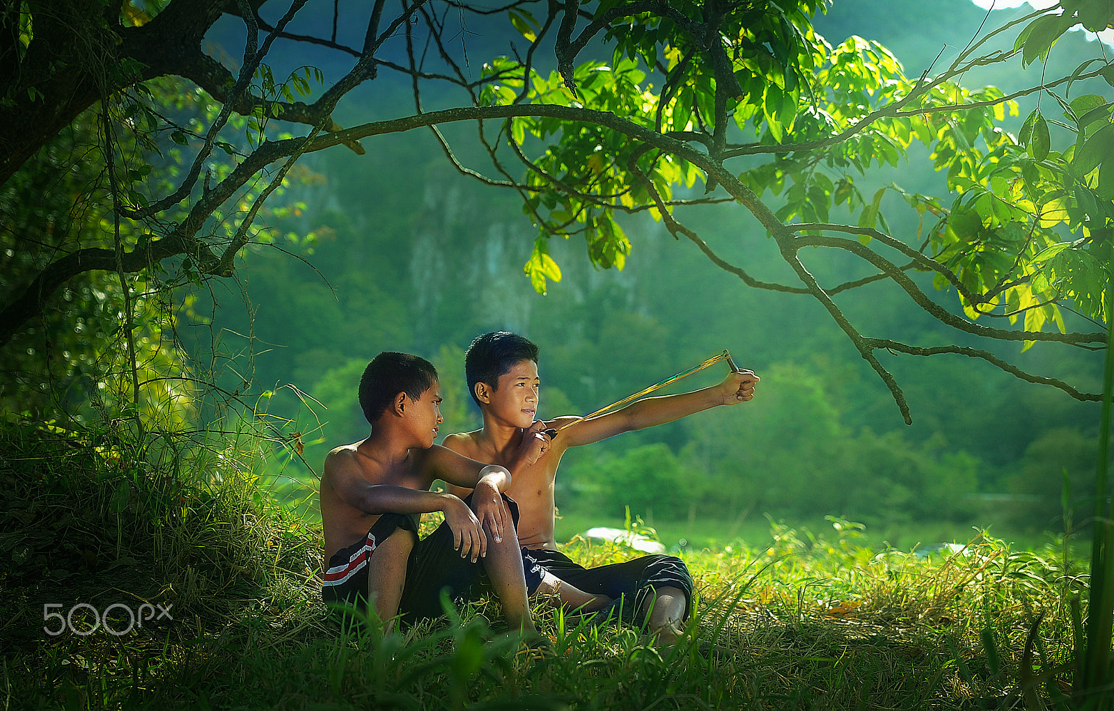 Sigma 24-70mm F2.8 EX DG HSM sample photo. 2 boy try a slingshot photography
