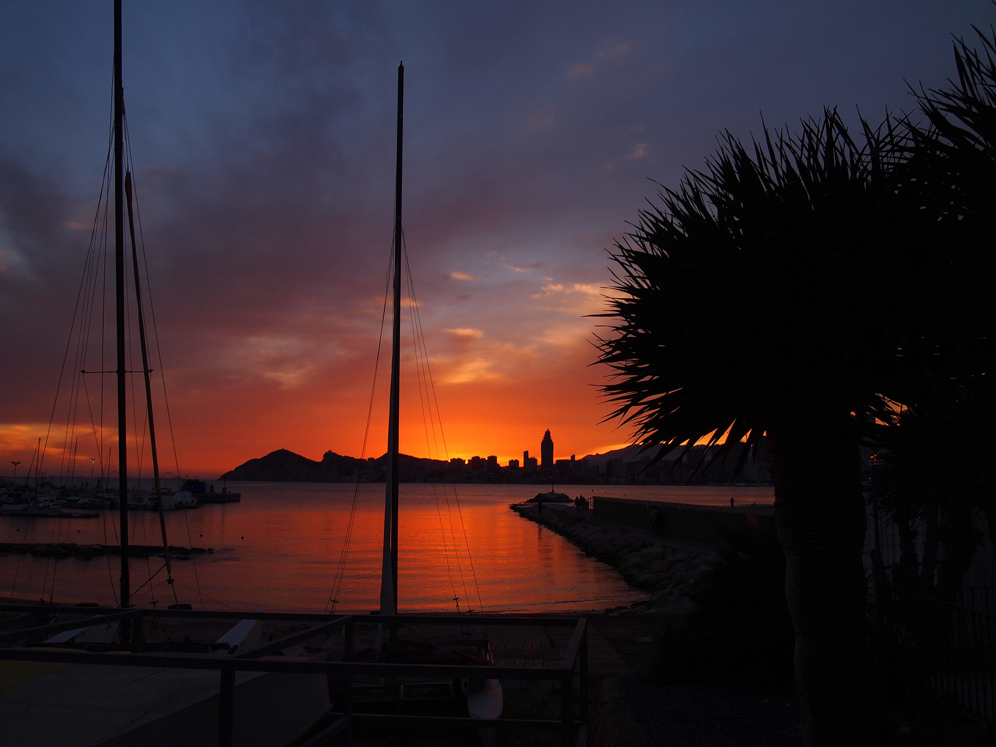 Olympus PEN E-PL2 sample photo. Atardecer en benidorm photography