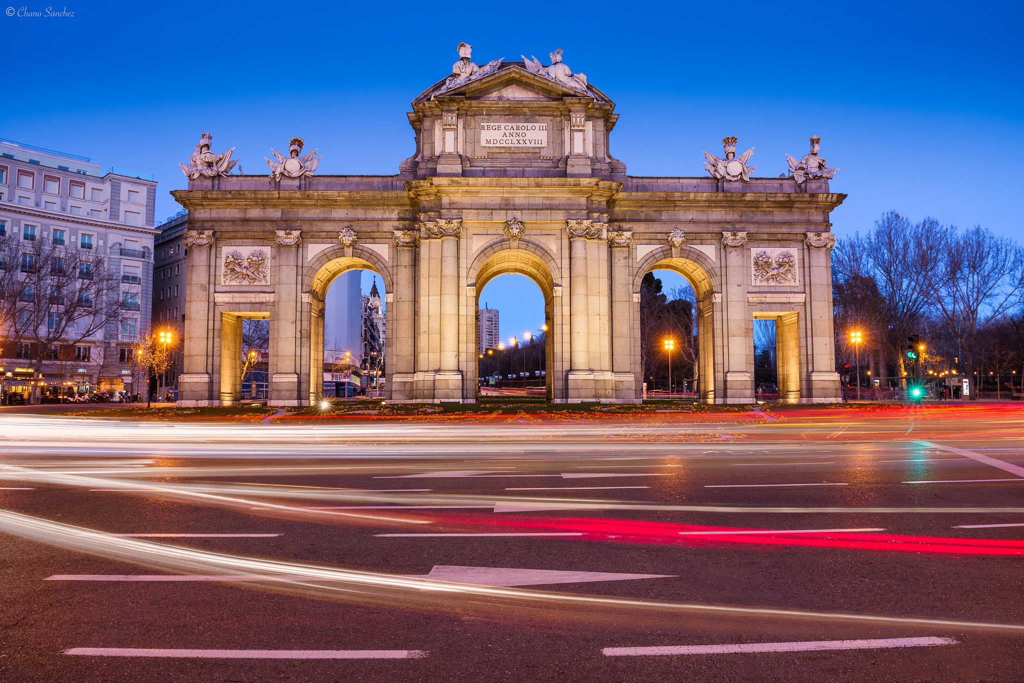 Canon EOS 70D + Canon EF 16-35mm F4L IS USM sample photo. Gate to the capital || puerta de alcalá (madrid) photography