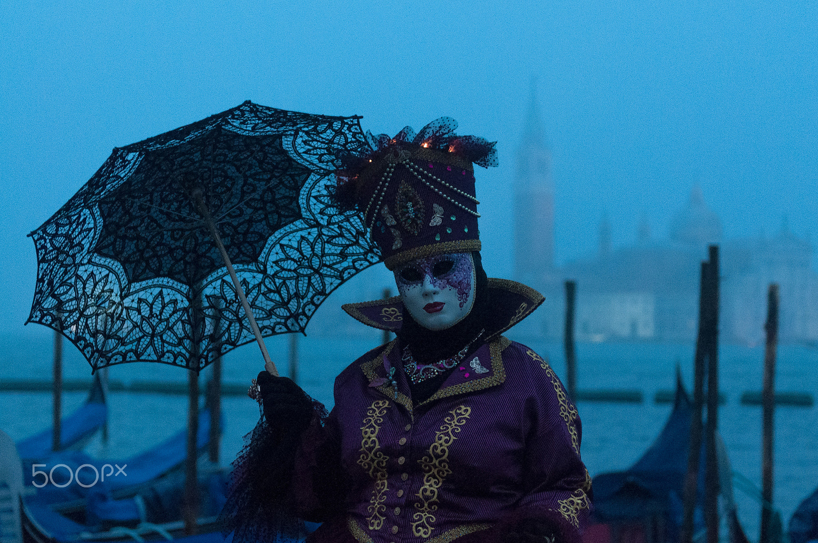 Nikon D90 sample photo. Venice carnival black parasol photography