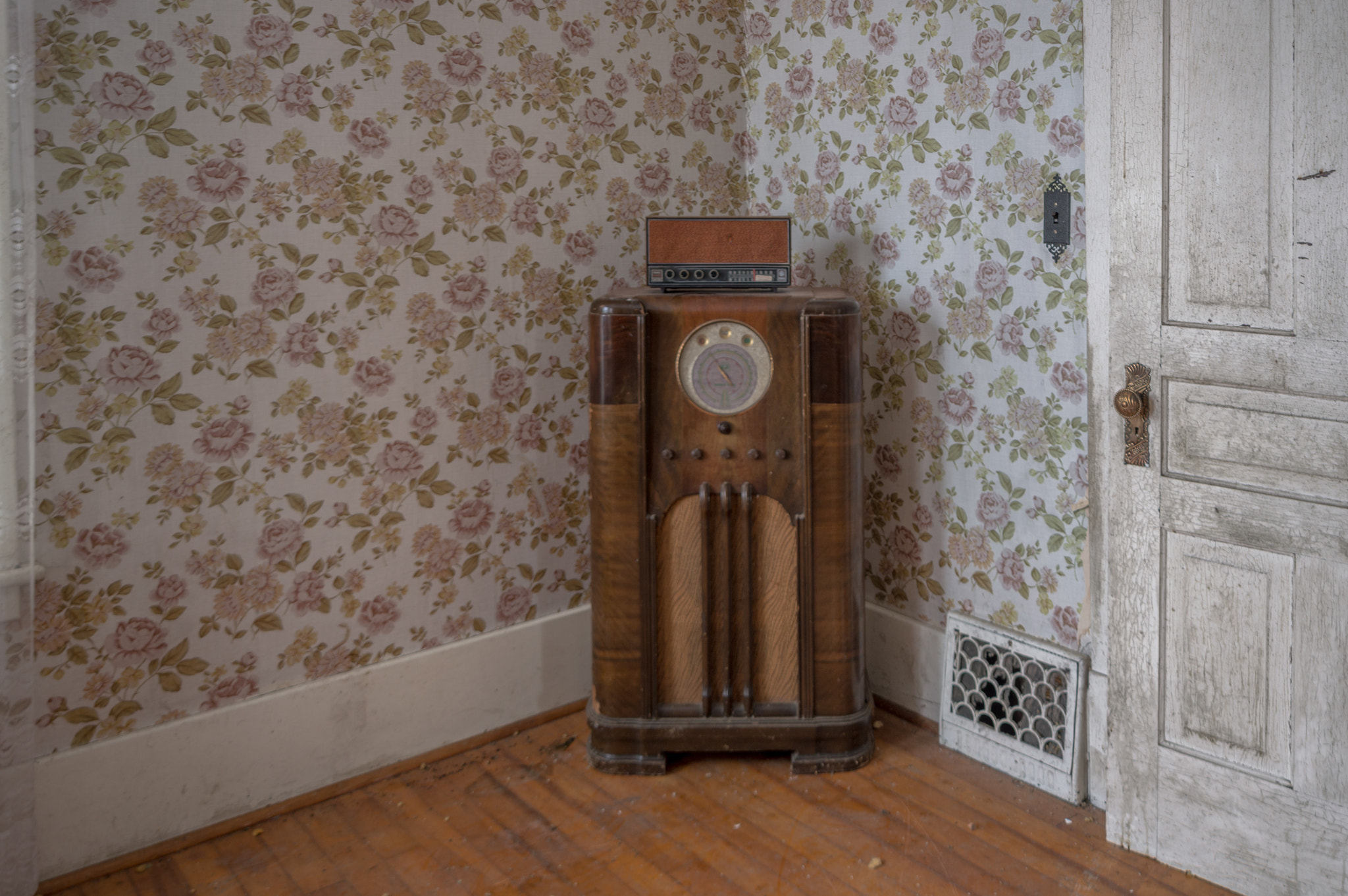 Nikon D3200 sample photo. Antique radio in an abandoned house full of antiques photography