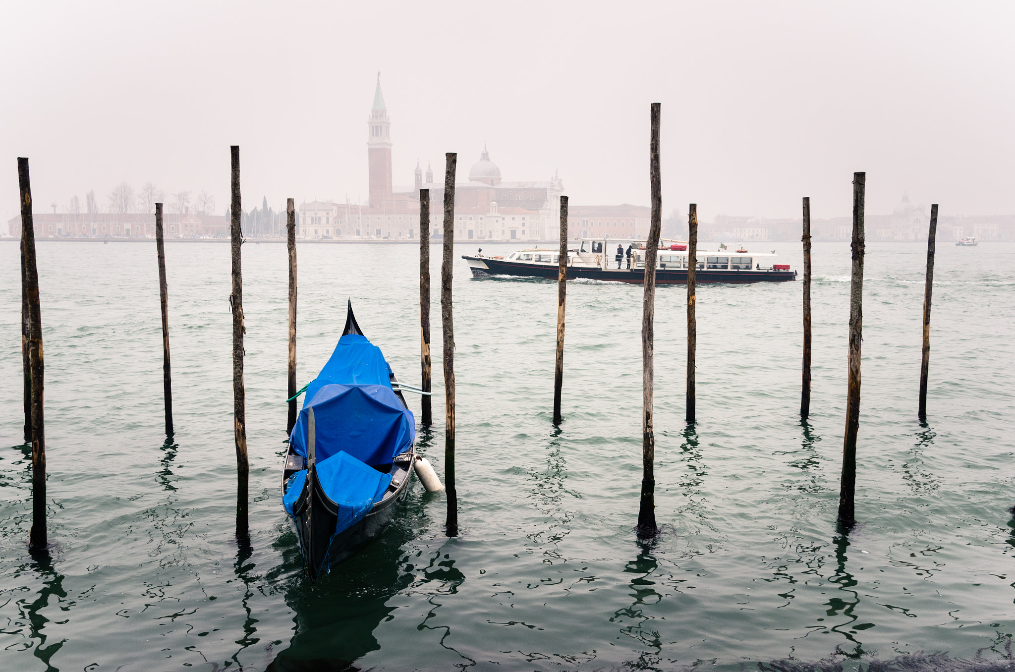 Nikon AF-S Nikkor 24-120mm F4G ED VR sample photo. Foggy winter day in venice photography